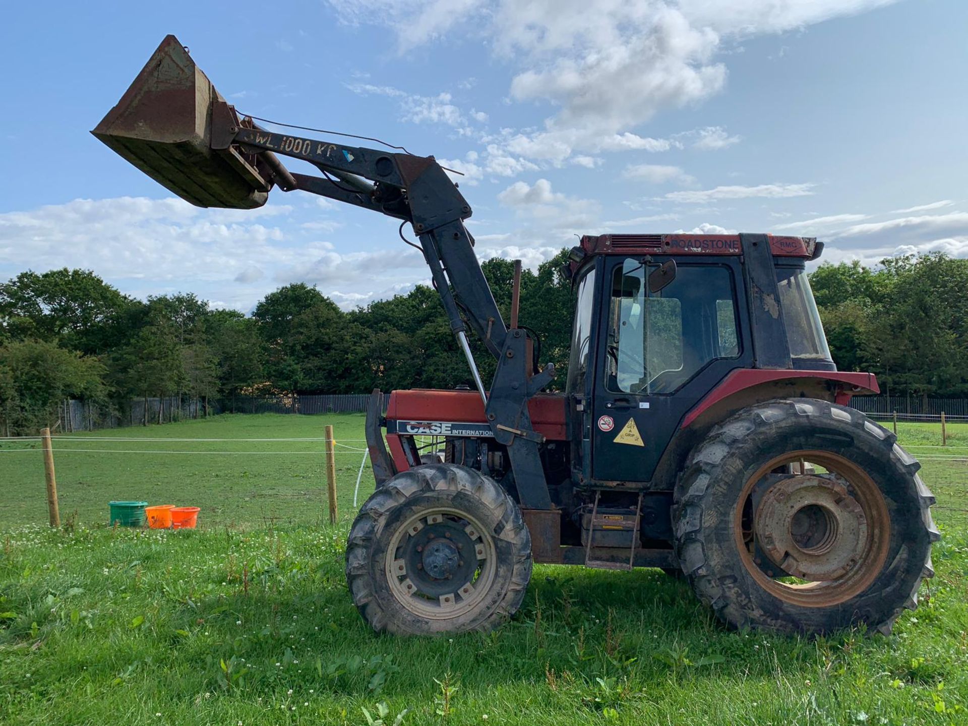 CASE INTERNATIONAL 885XL TRACTOR C/W FRONT LOADING SHOVEL ATTACHMENT SWL 1000 KG *PLUS VAT* - Image 2 of 13