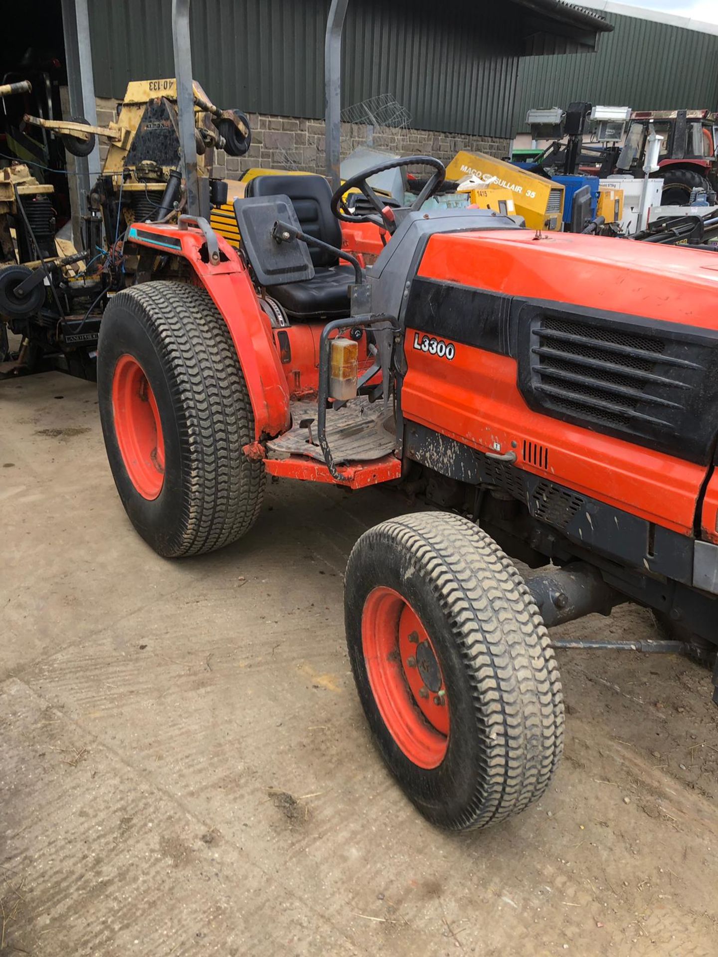 KUBOTA L3300 COMPACT ORANGE TRACTOR, 3 POINT LINKAGE, RUNS & WORKS, SHOWING 2442 HOURS *PLUS VAT*