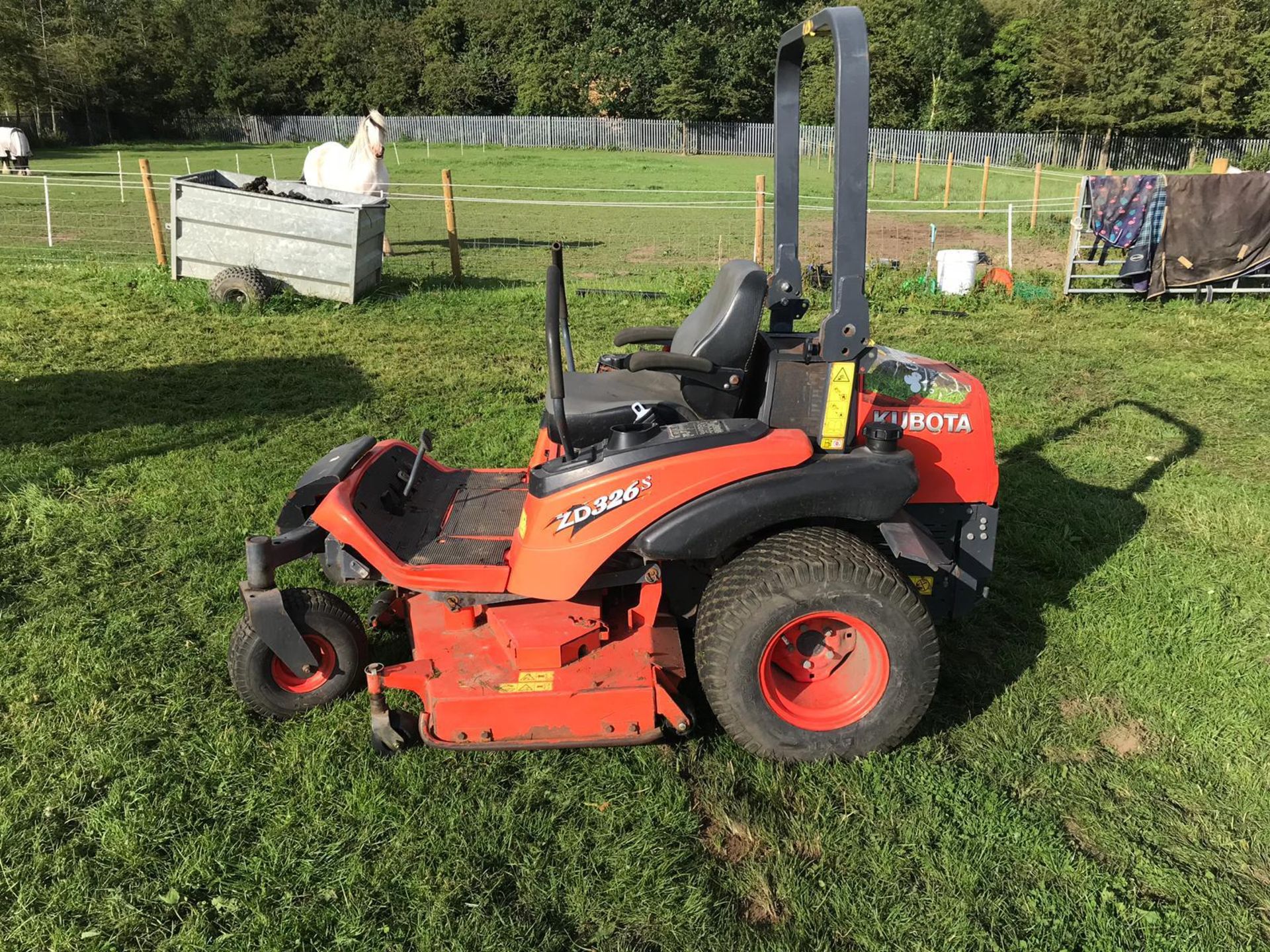 KUBOTA ZD326S RIDE ON ZERO TURN LAWN MOWER, RUNS AND WORKS *PLUS VAT* - Image 3 of 6