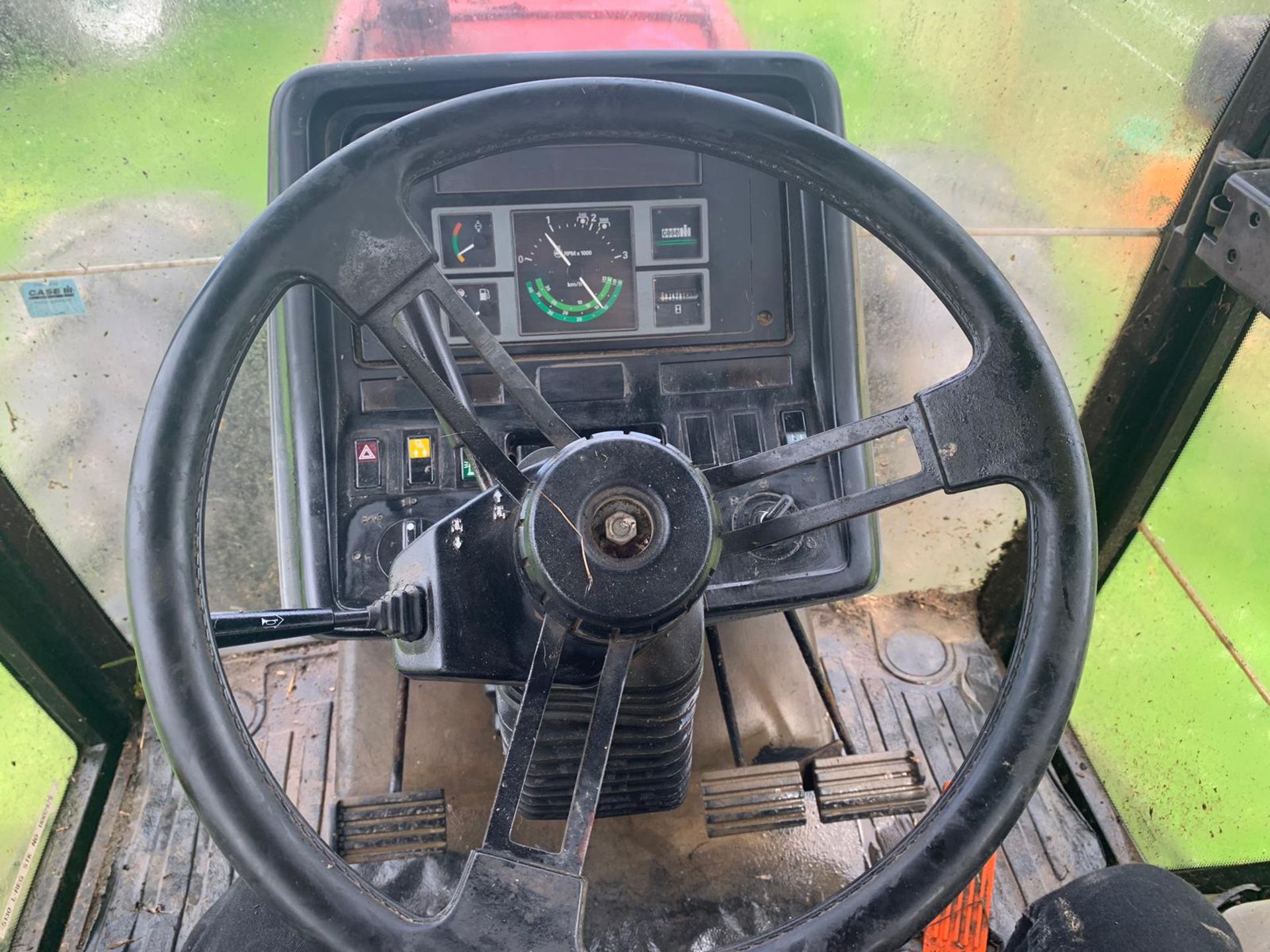 1993 CASE IH INTERNATIONAL RED / BLACK DIESEL TRACTOR, RUNS & WORKS, SHOWING 6428 HOURS *PLUS VAT* - Image 10 of 12