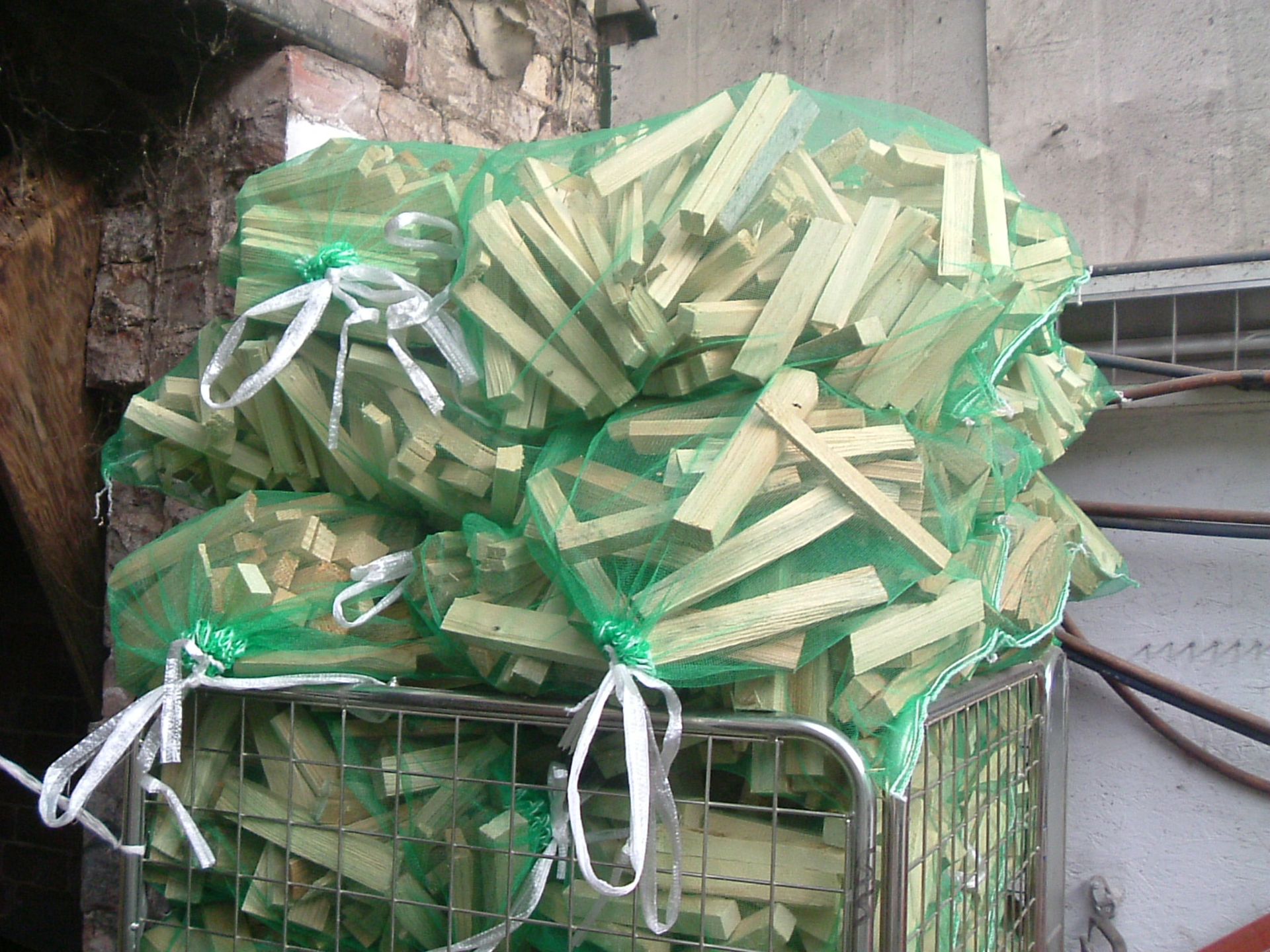 KINDLING (STICKS) APPROX 50 BAGS, CAGE NOT INCLUDED *NO VAT*