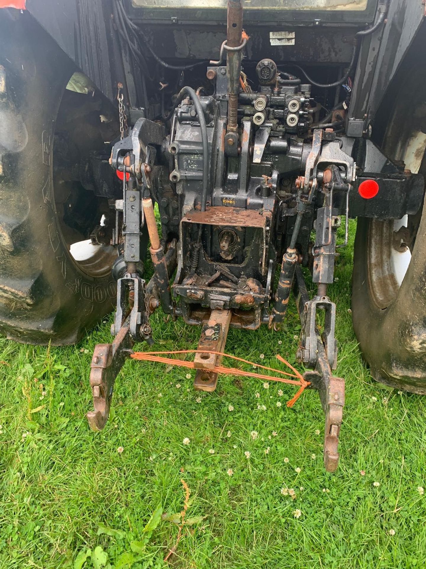 1993 CASE IH INTERNATIONAL RED / BLACK DIESEL TRACTOR, RUNS & WORKS, SHOWING 6428 HOURS *PLUS VAT* - Image 7 of 12