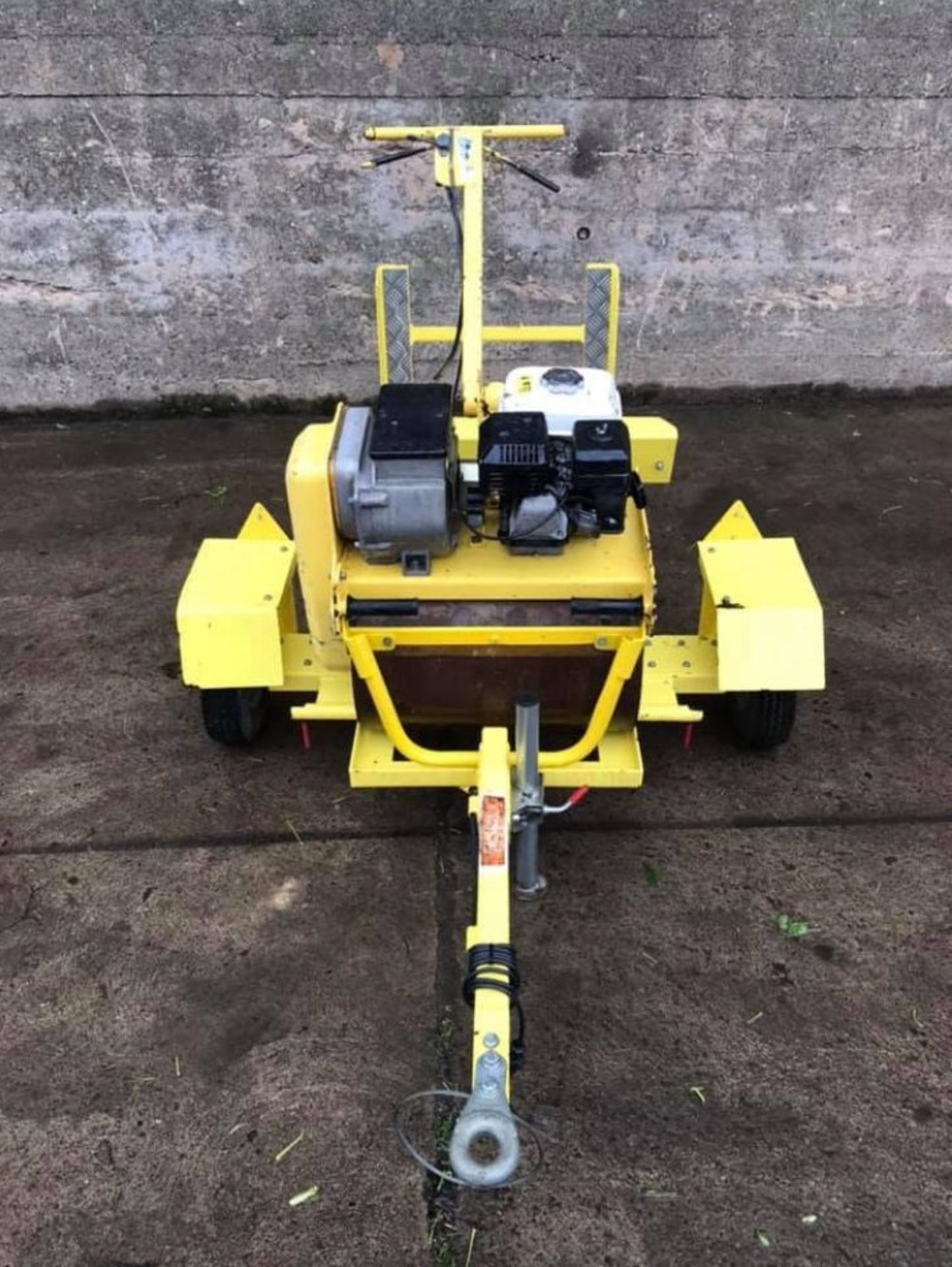 BOMAG BW55 PEDESTRIANS ROLLER & TRAILER, YEAR 2004, IN GOOD WORKING ORDER EVERYTHING HAS BEEN TESTED - Image 2 of 5