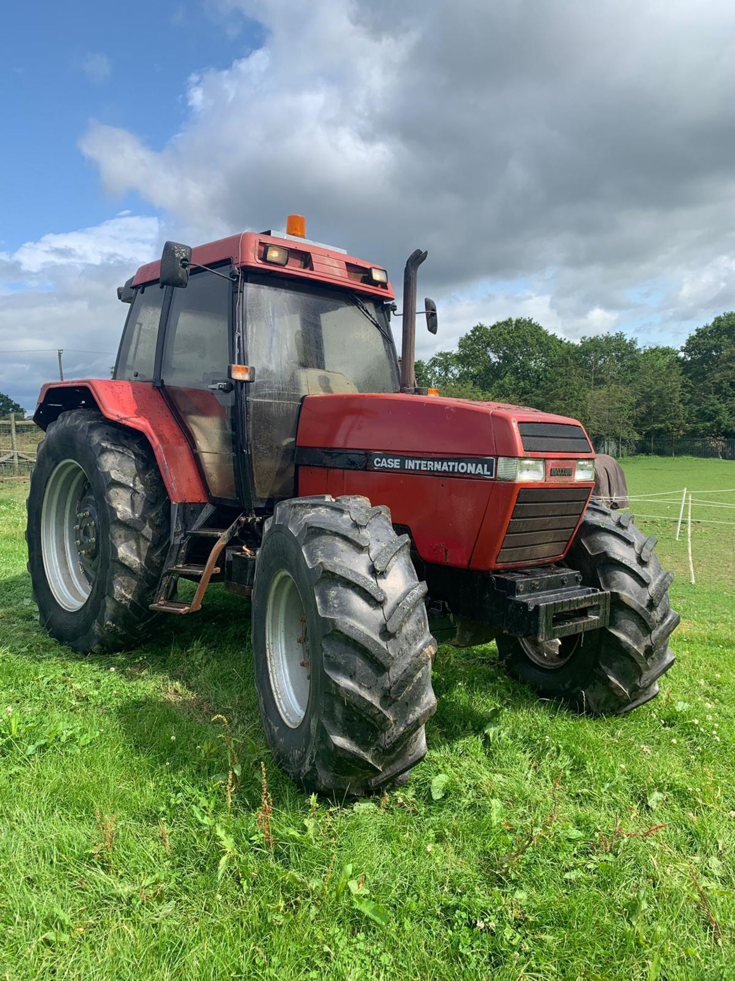 1993 CASE IH INTERNATIONAL RED / BLACK DIESEL TRACTOR, RUNS & WORKS, SHOWING 6428 HOURS *PLUS VAT* - Image 2 of 12