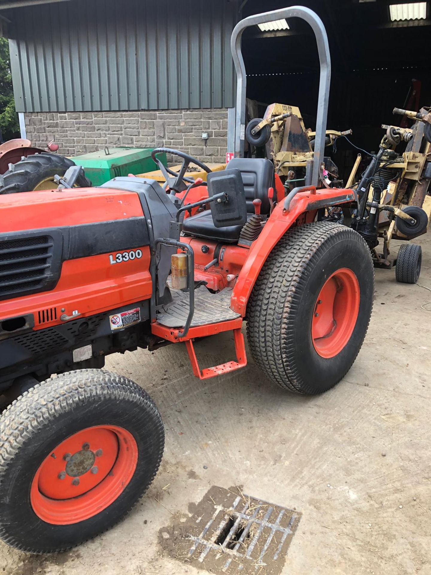 KUBOTA L3300 COMPACT ORANGE TRACTOR, 3 POINT LINKAGE, RUNS & WORKS, SHOWING 2442 HOURS *PLUS VAT* - Image 4 of 7