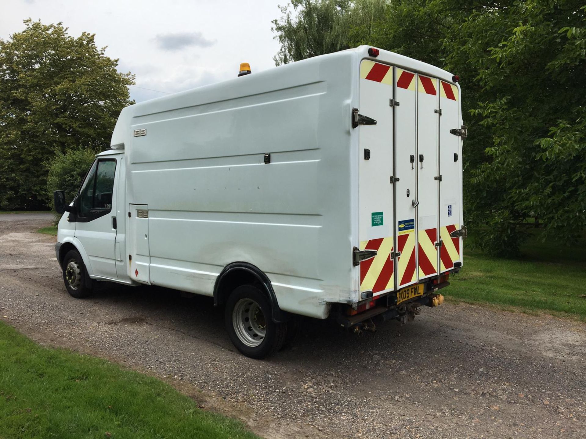 2009/09 REG FORD TRANSIT 100 T350M RWD 2.4 DIESEL WHITE BOX VAN, SHOWING 0 FORMER KEEPERS *PLUS VAT* - Image 5 of 18