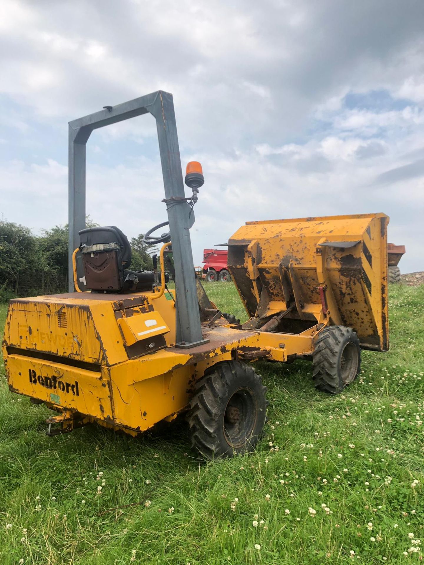 BENFORD 2 TON DUMPER, RUNS WORKS AND TIPS *PLUS VAT* - Image 3 of 4