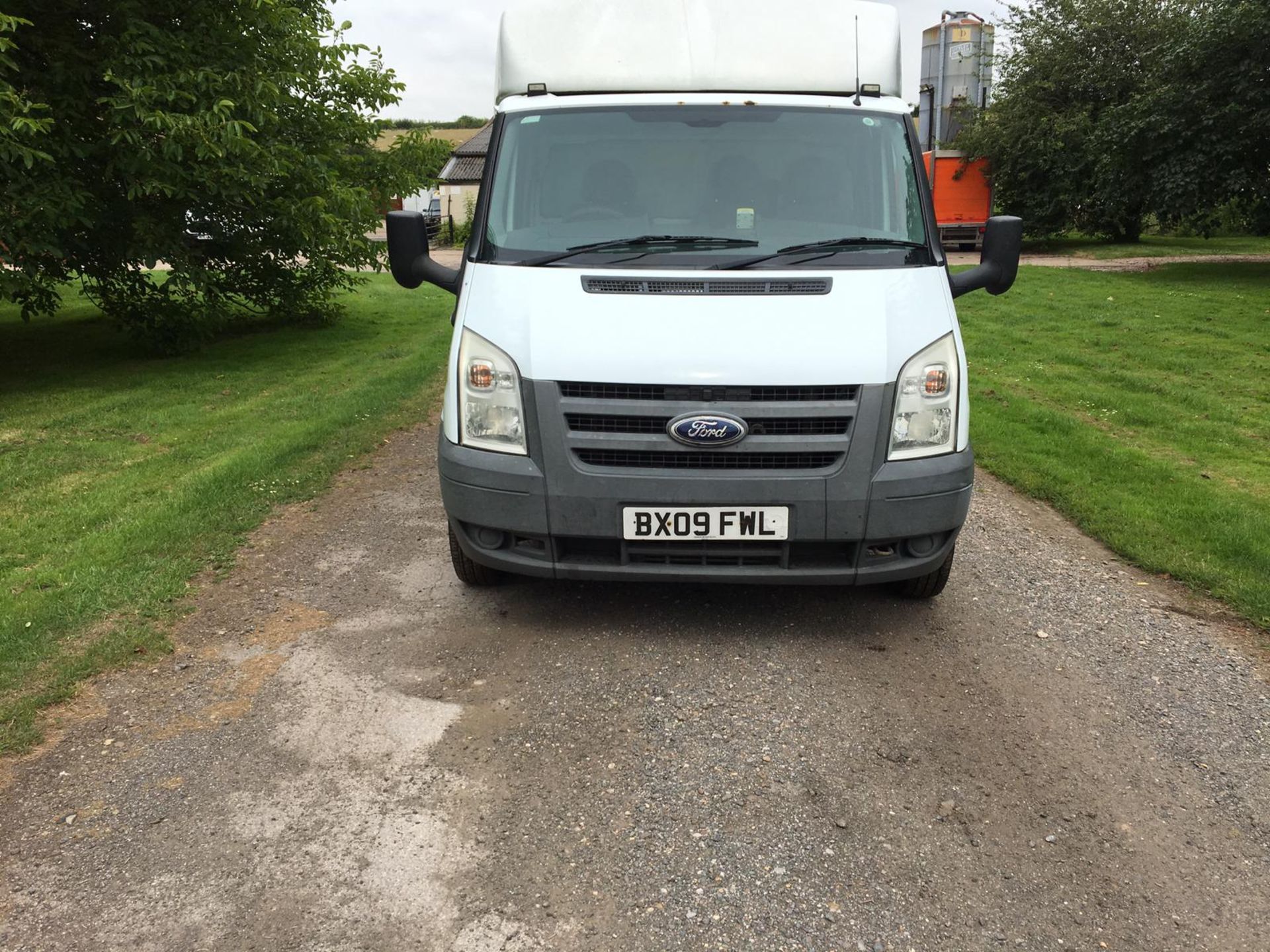 2009/09 REG FORD TRANSIT 100 T350M RWD 2.4 DIESEL WHITE BOX VAN, SHOWING 0 FORMER KEEPERS *PLUS VAT* - Image 2 of 18