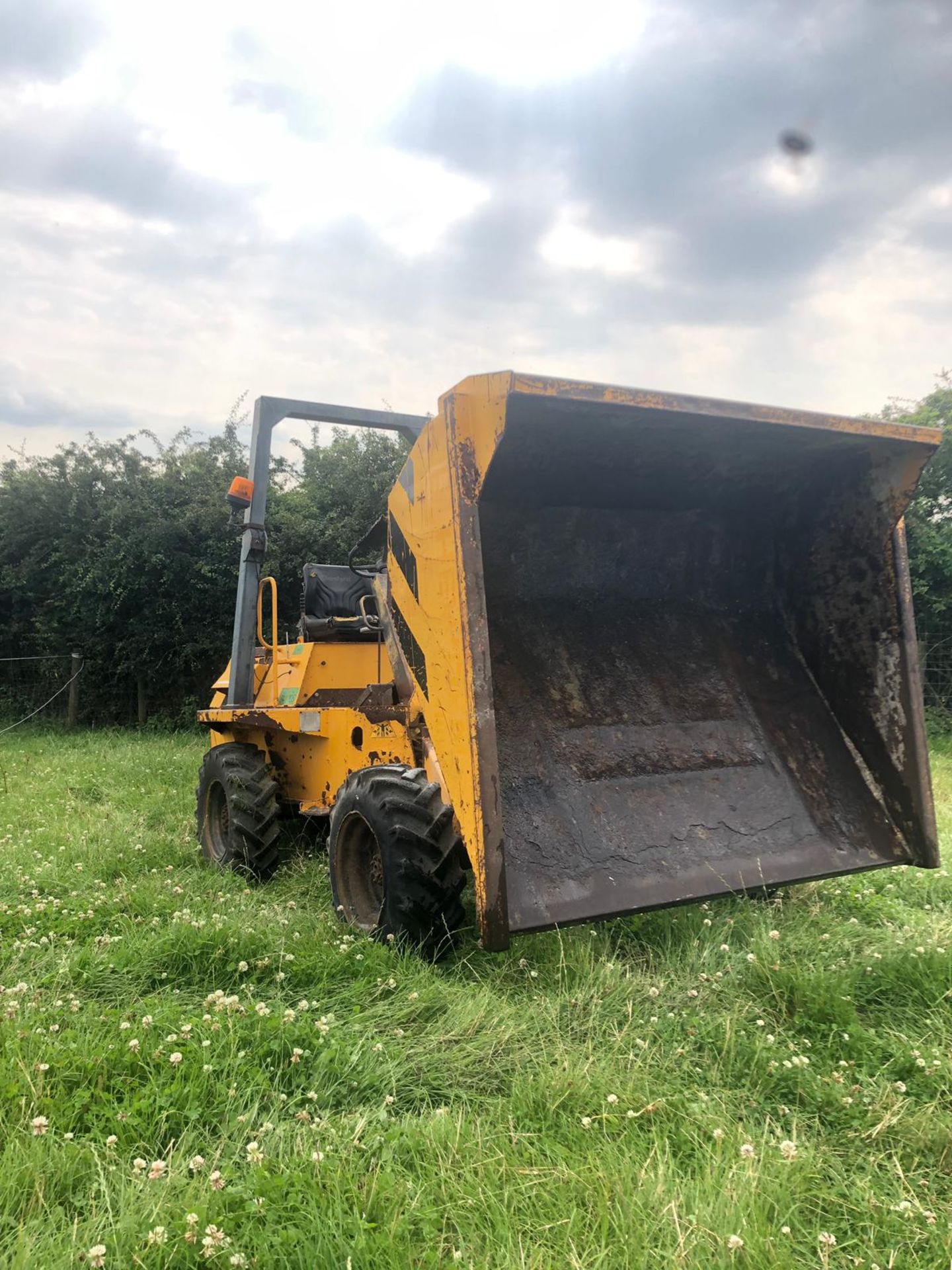 BENFORD 2 TON DUMPER, RUNS WORKS AND TIPS *PLUS VAT* - Image 2 of 4