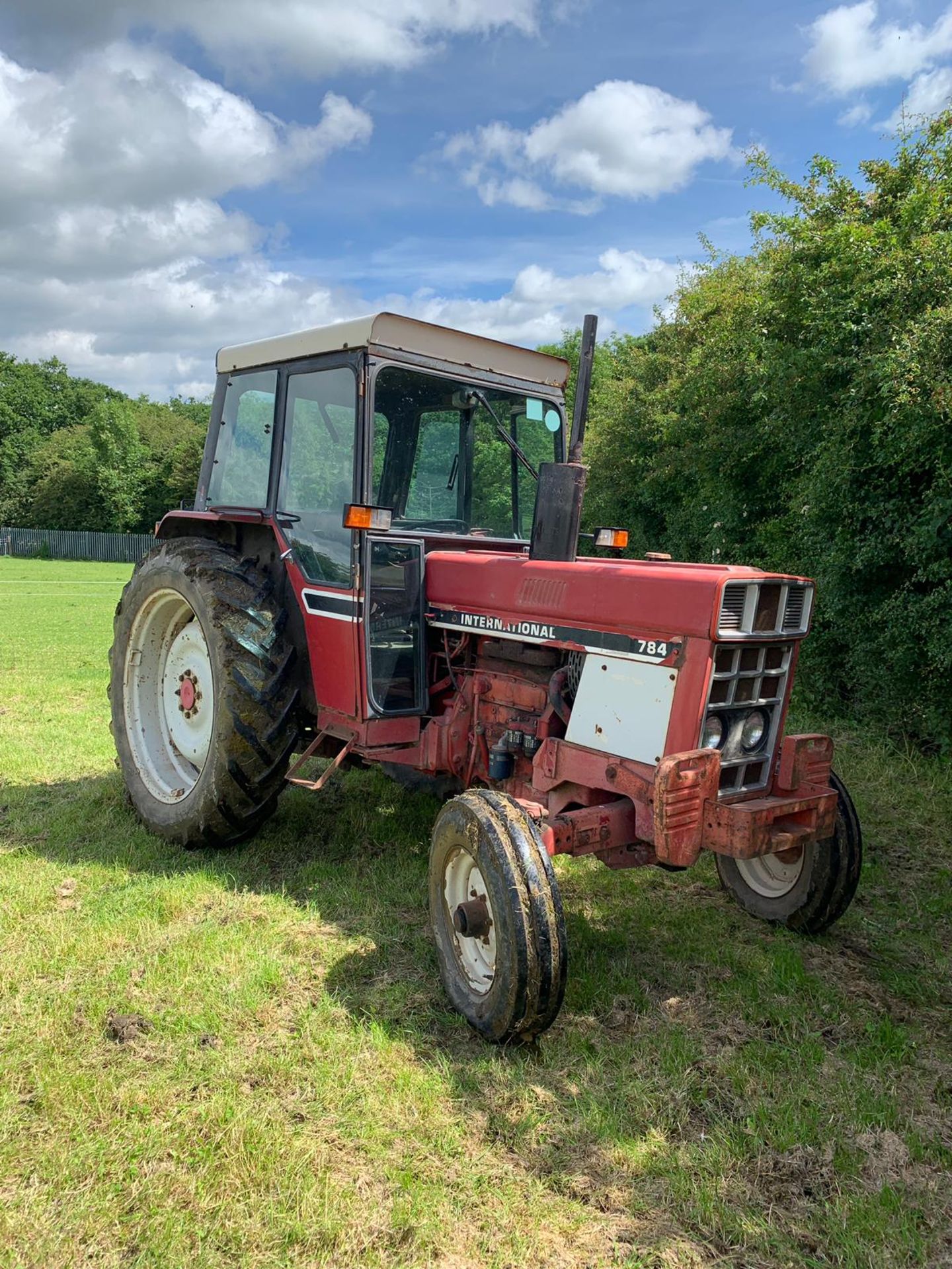 RED INTERNATIONAL HARVESTER 784 DIESEL TRACTOR WITH FULL GLASS CAB, RUNS AND WORKS *PLUS VAT* - Image 5 of 13