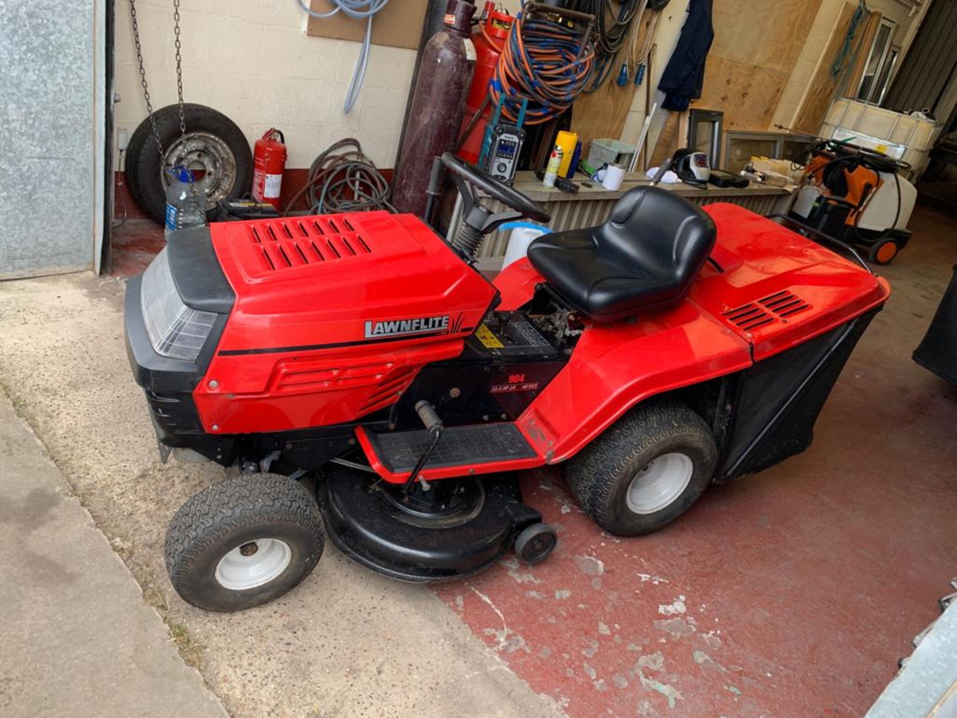 LAWNFLITE 904 RIDE ON LAWNMOWER 12.5HP I/C ENGINE, 40" CUTTING DECK, IN WORKING ORDER *NO VAT* - Image 2 of 7