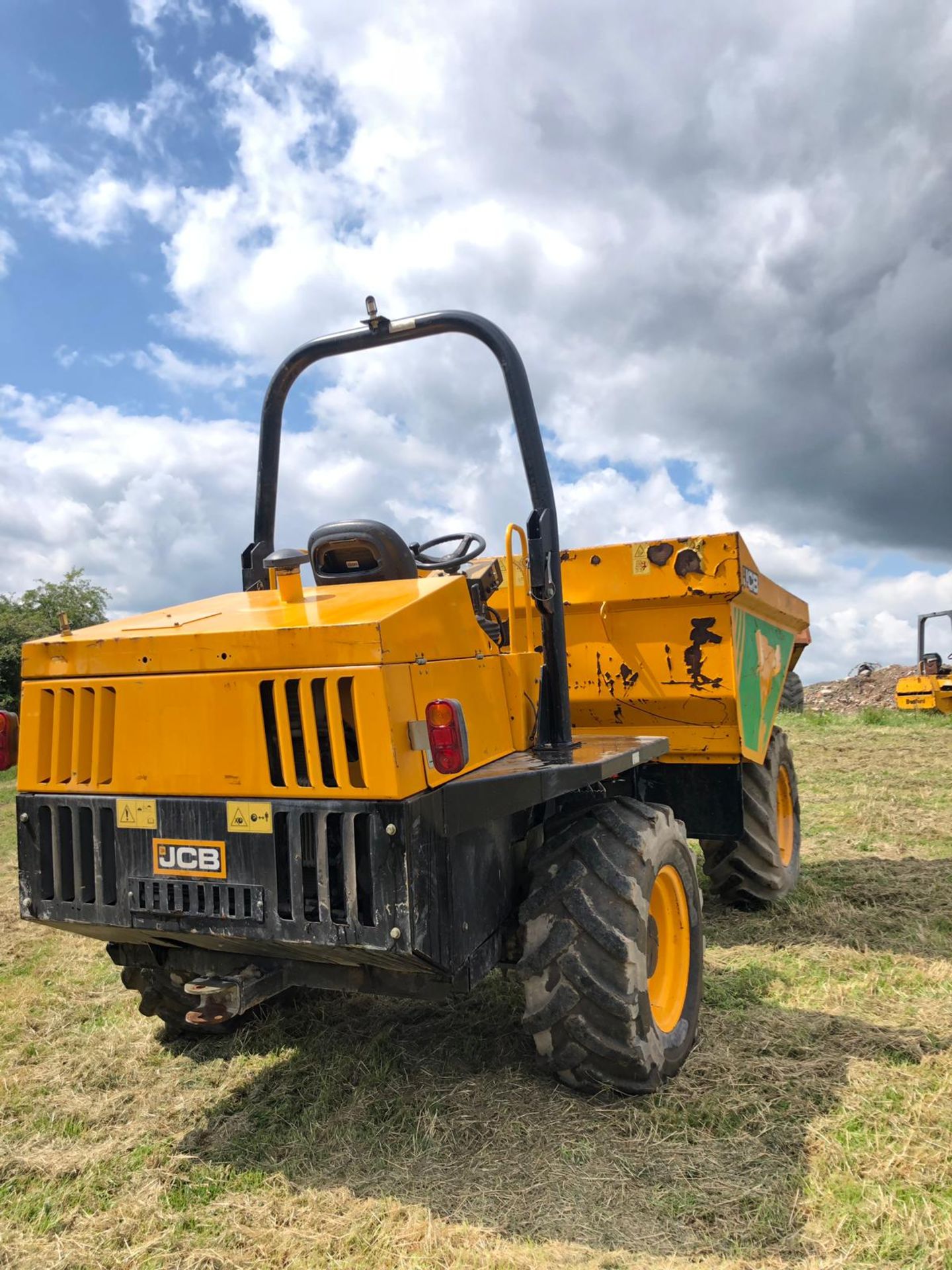 2015 JCB 6 TON DUMPER, RUNS WORKS DRIVES, SHOWING 1021 HOURS (UNVERIFIED) *PLUS VAT* - Image 2 of 7