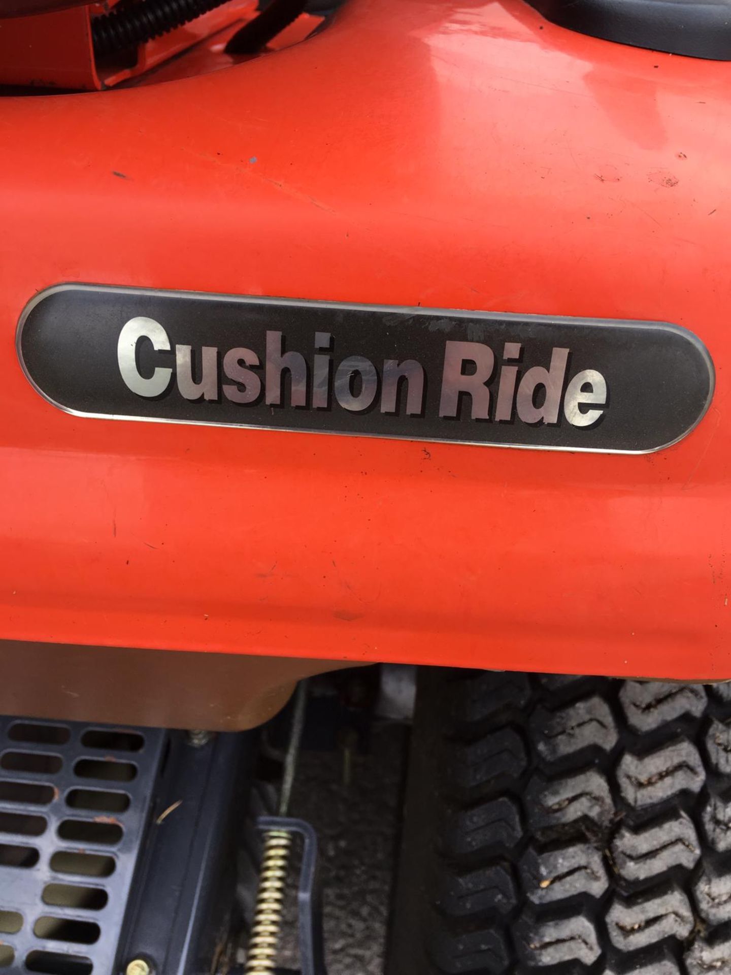 KUBOTA TG1860 DIESEL CUSHION RIDE ON LAWN MOWER WITH POWER STEERING, RUNS AND WORKS *NO VAT* - Image 7 of 14