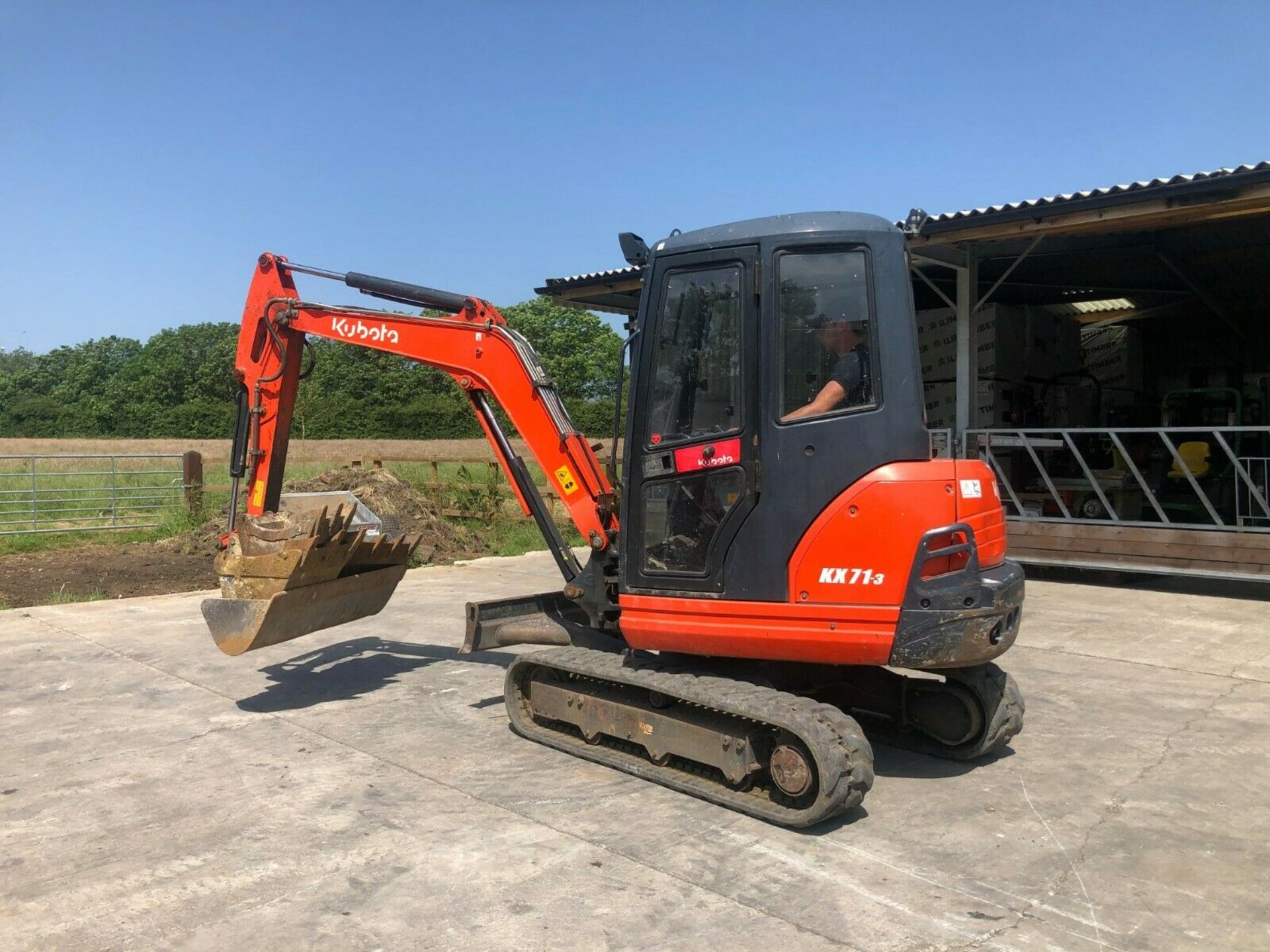 2014 KUBOTA KX71-3 EXCAVATOR, 1907 HOURS, QUICK HITCH, 2 SPEED TRACKING C/W 4 BUCKETS FULL GLASS CAB - Image 2 of 10