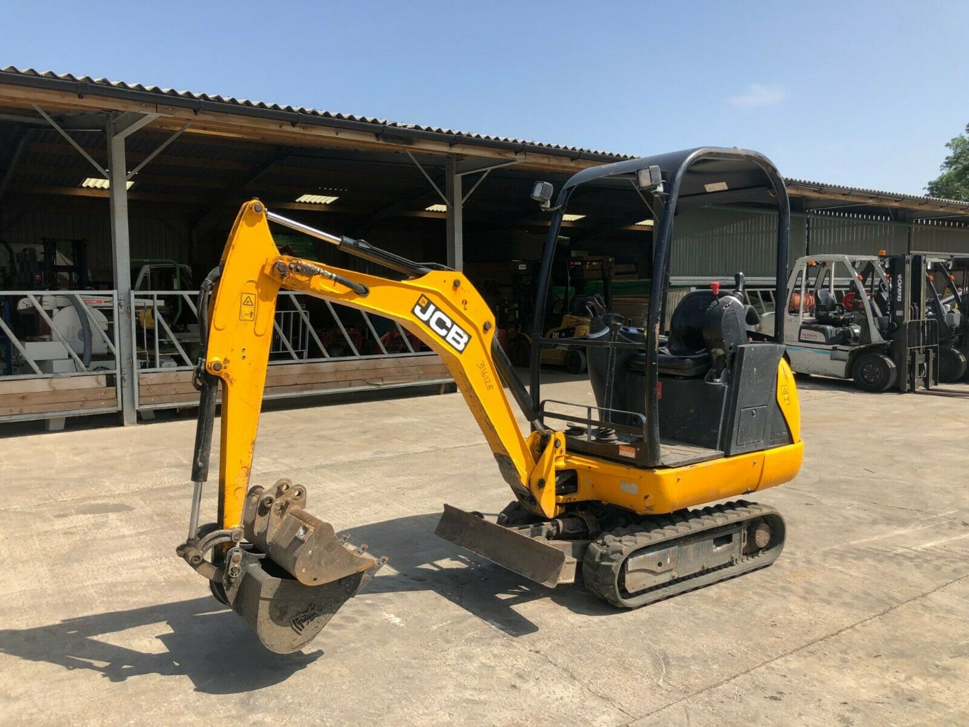 JCB 8014 EXCAVATOR, YEAR 2016, ONLY 913 HOURS, COMPLETE WITH 2 BUCKETS *PLUS VAT* - Image 2 of 8