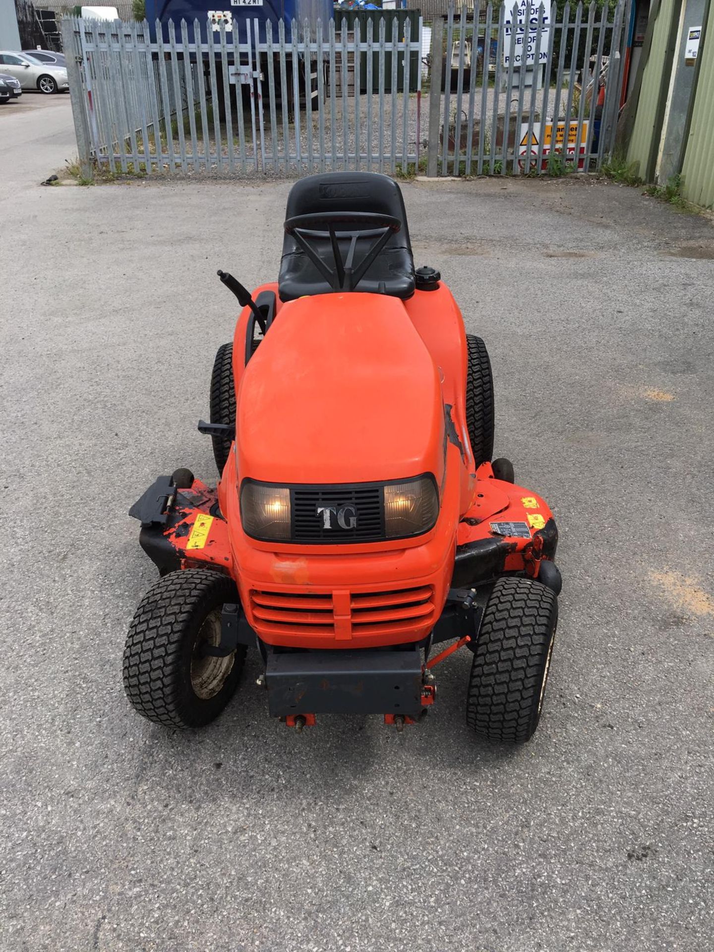 KUBOTA TG1860 DIESEL CUSHION RIDE ON LAWN MOWER WITH POWER STEERING, RUNS AND WORKS *NO VAT* - Image 2 of 14