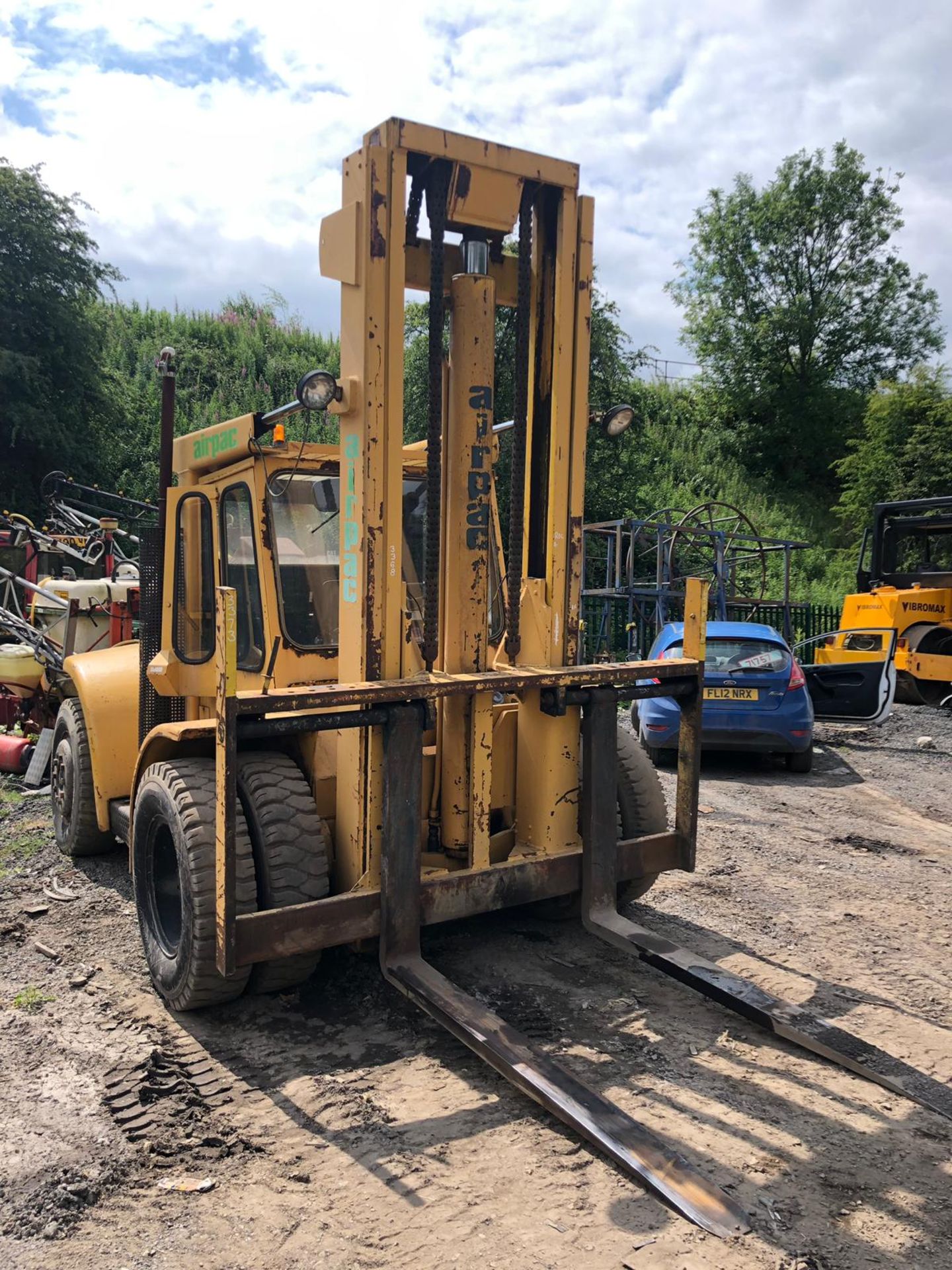 HYSTER 7 TON TWIN WHEELED FORK LIFT, BATTERY WAS FLAT BUT BELIEVED TO FUNCTION CORRECTLY *PLUS VAT* - Image 3 of 6