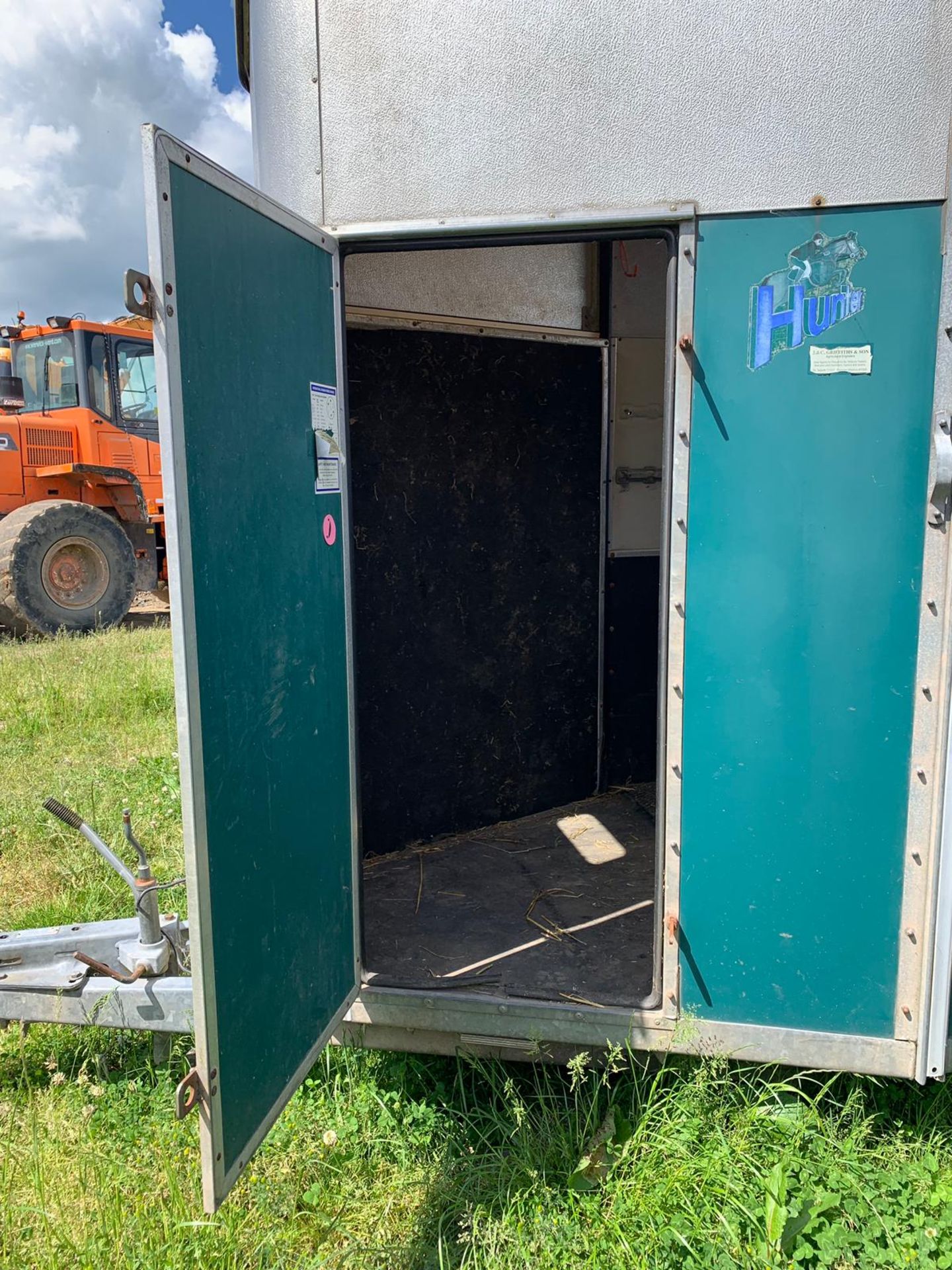 IFOR WILLIAMS HB505 TWIN AXLE TOWABLE HORSE BOX WITH SIDE DOOR AND JOCKEY DOOR *PLUS VAT* - Image 4 of 8