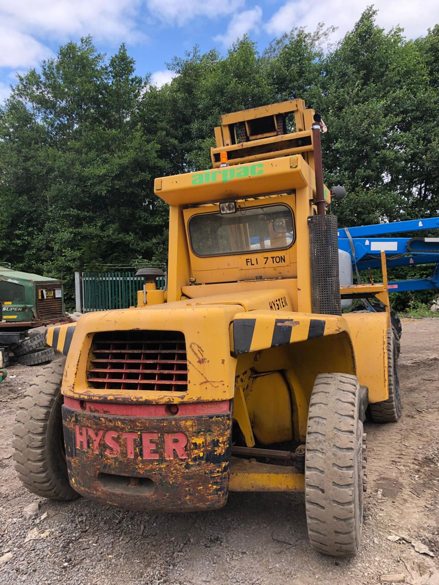 HYSTER 7 TON TWIN WHEELED FORK LIFT, BATTERY WAS FLAT BUT BELIEVED TO FUNCTION CORRECTLY *PLUS VAT* - Image 2 of 6