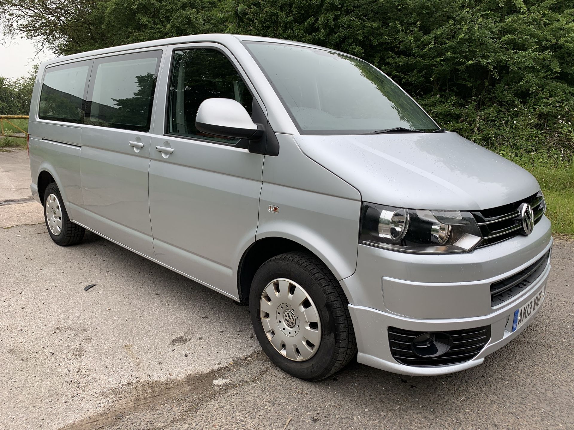 2013/13 REG VOLKSWAGEN TRANSPORTER T30 SE 140 TDI LW 2.0 DIESEL SILVER 9 SEATER MPV *NO VAT*