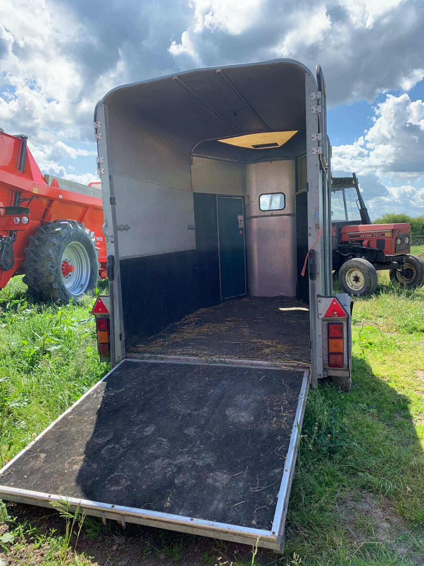 IFOR WILLIAMS HB505 TWIN AXLE TOWABLE HORSE BOX WITH SIDE DOOR AND JOCKEY DOOR *PLUS VAT* - Image 6 of 8