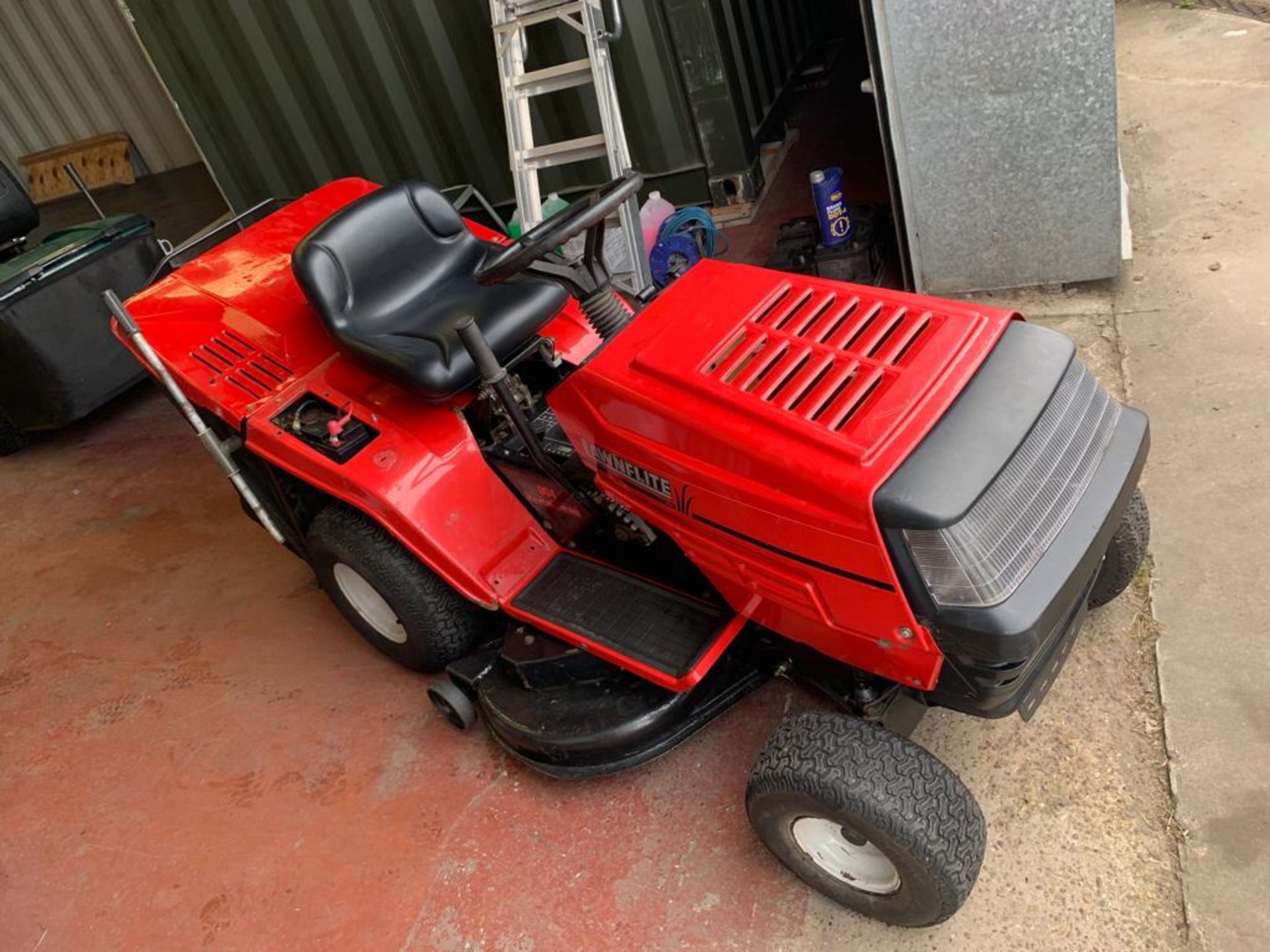 LAWNFLITE 904 RIDE ON LAWNMOWER 12.5HP I/C ENGINE, 40" CUTTING DECK, IN WORKING ORDER *NO VAT*