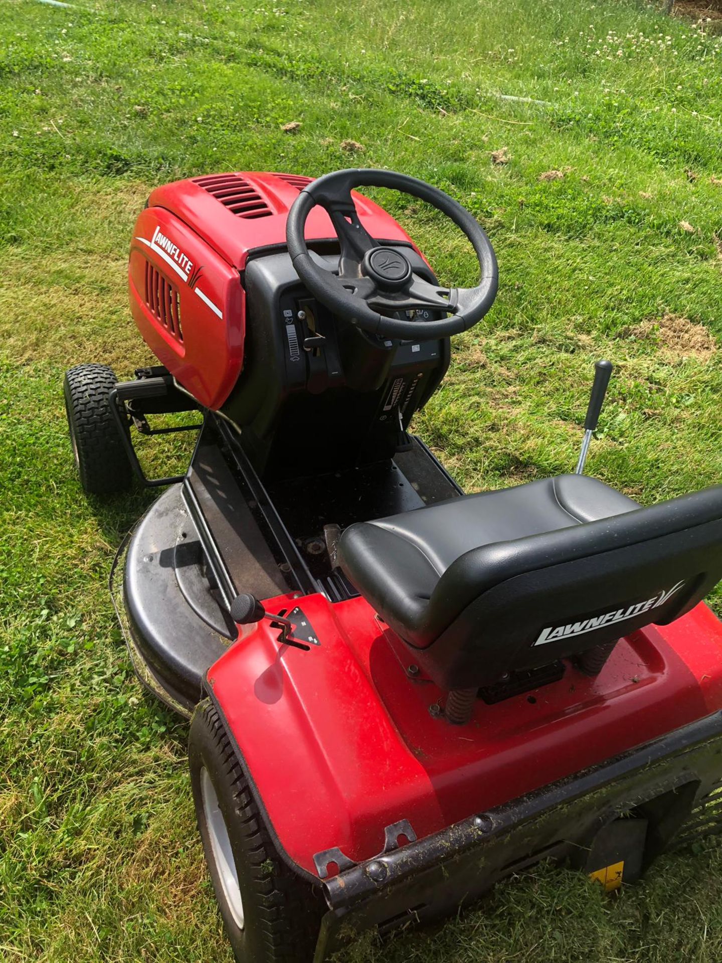 LAWNFLITE 603 RIDE ON LAWN MOWER, RUNS WORKS AND CUTS *NO VAT* - Image 2 of 6