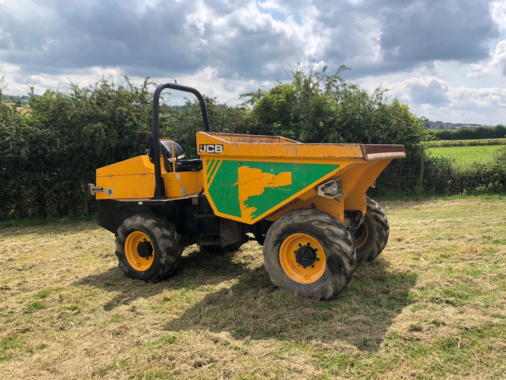 2015 JCB 6 TON DUMPER, RUNS WORKS DRIVES, SHOWING 1021 HOURS (UNVERIFIED) *PLUS VAT*