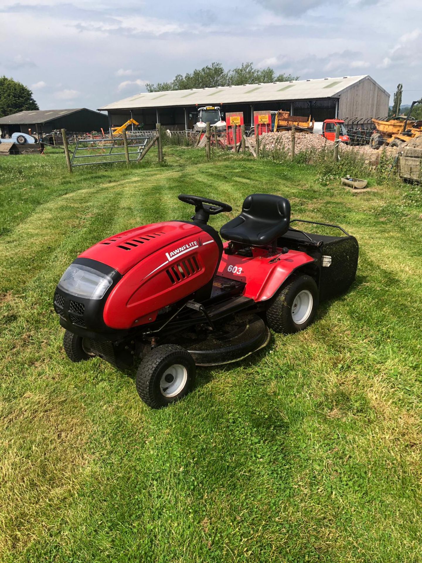 LAWNFLITE 603 RIDE ON LAWN MOWER, RUNS WORKS AND CUTS *NO VAT* - Image 3 of 6