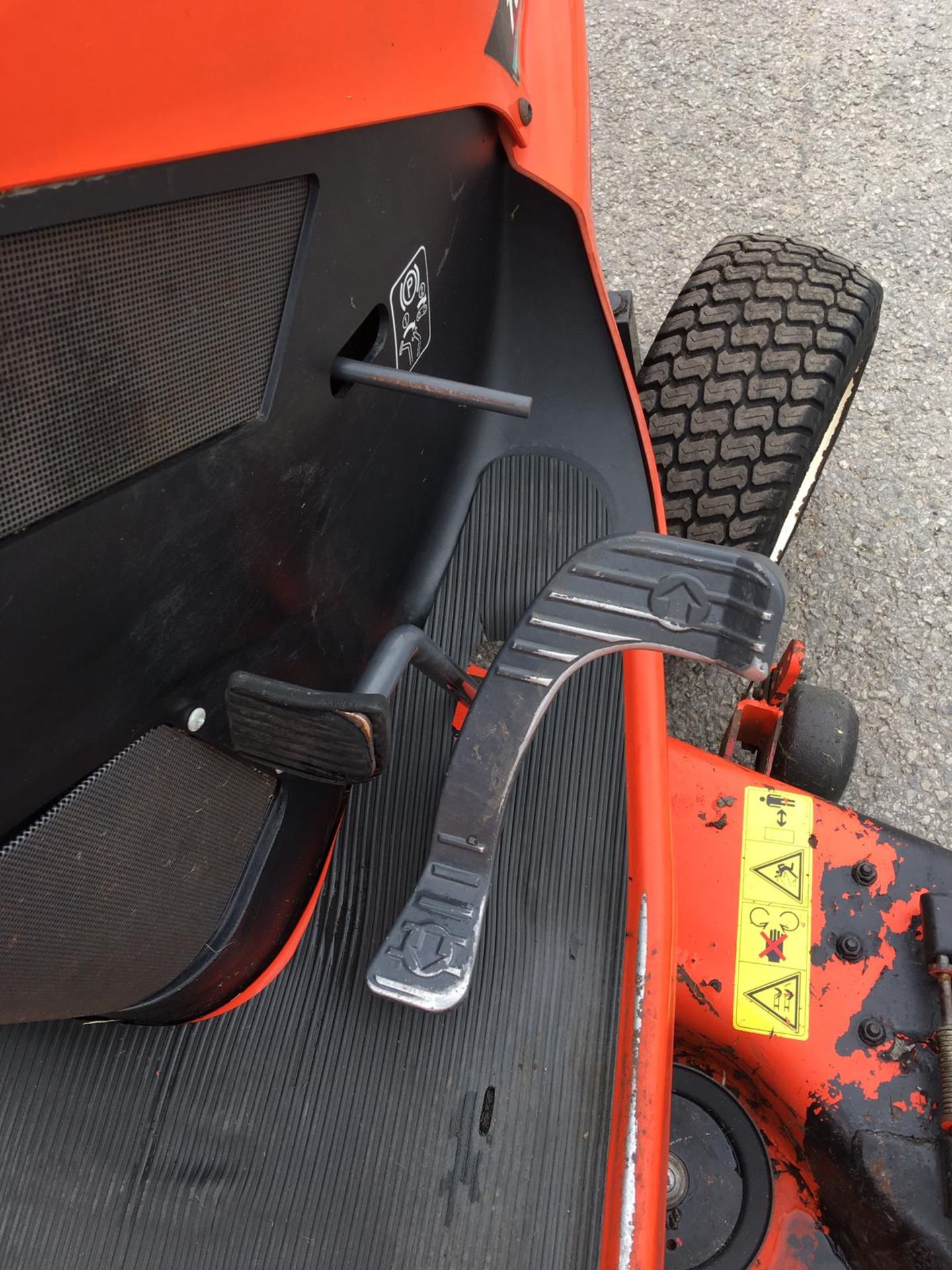 KUBOTA TG1860 DIESEL CUSHION RIDE ON LAWN MOWER WITH POWER STEERING, RUNS AND WORKS *NO VAT* - Image 13 of 14