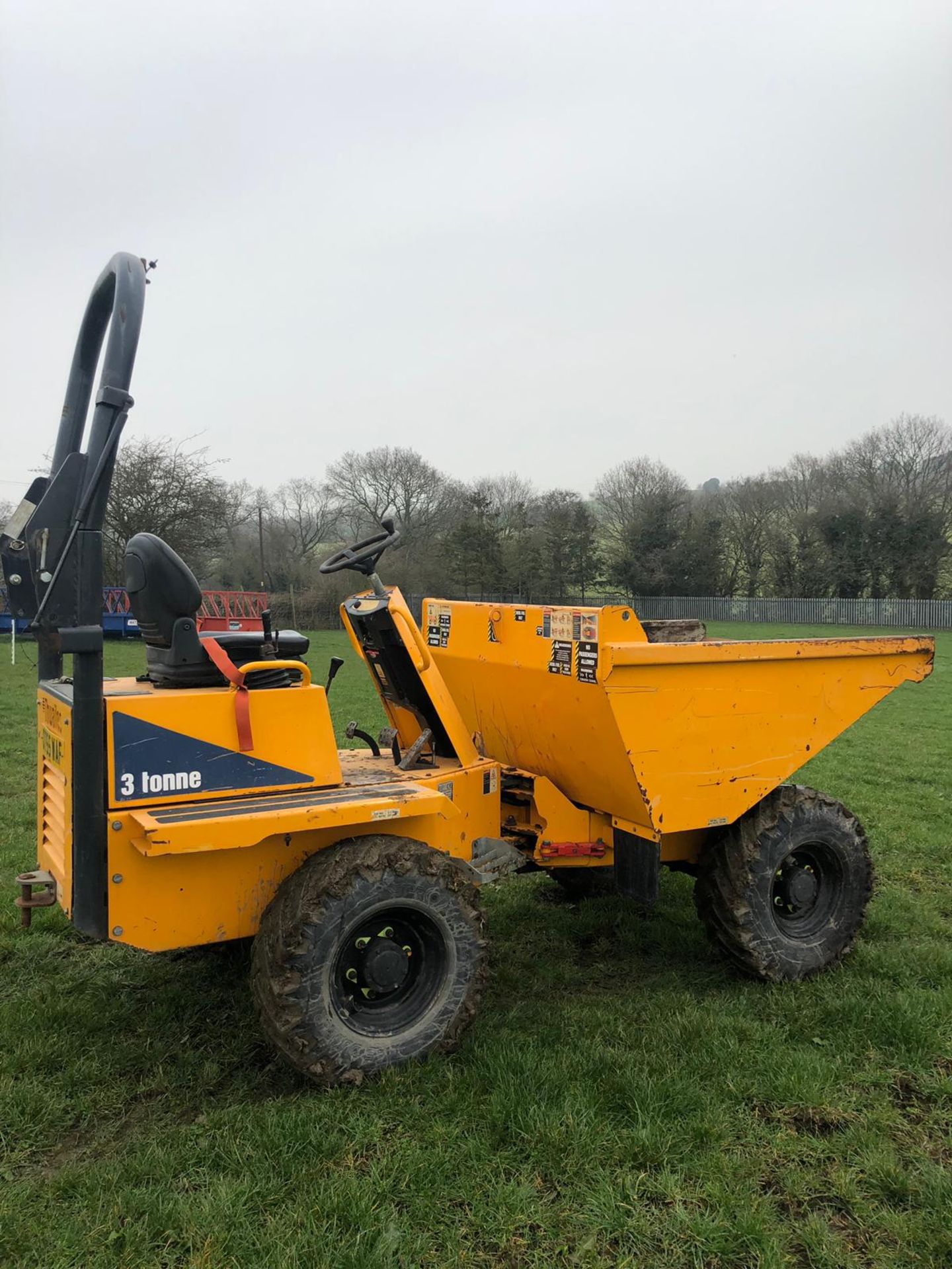 2013 THWAITES 3 TONNE YELLOW DIESEL DUMPER, RUNS, DRIVES AND TIPS *PLUS VAT* - Image 3 of 7