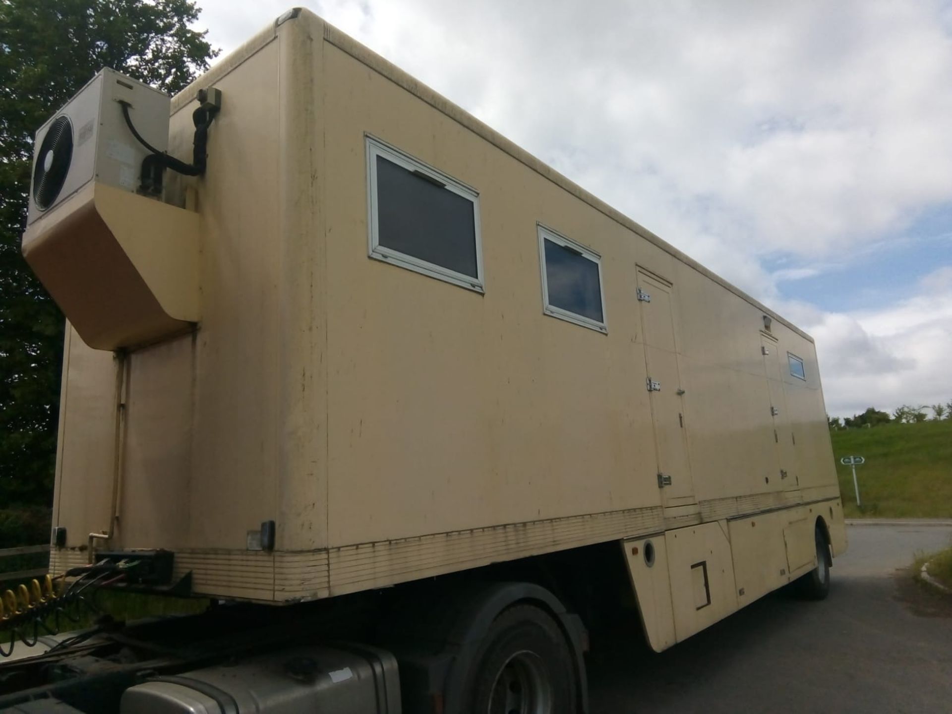 1999 SDC 10M MEDICAL / LIVING TRAILER. FITTED WITH QDD4500SL BONE DENSITY X-RAY SCANNER *PLUS VAT* - Image 2 of 15