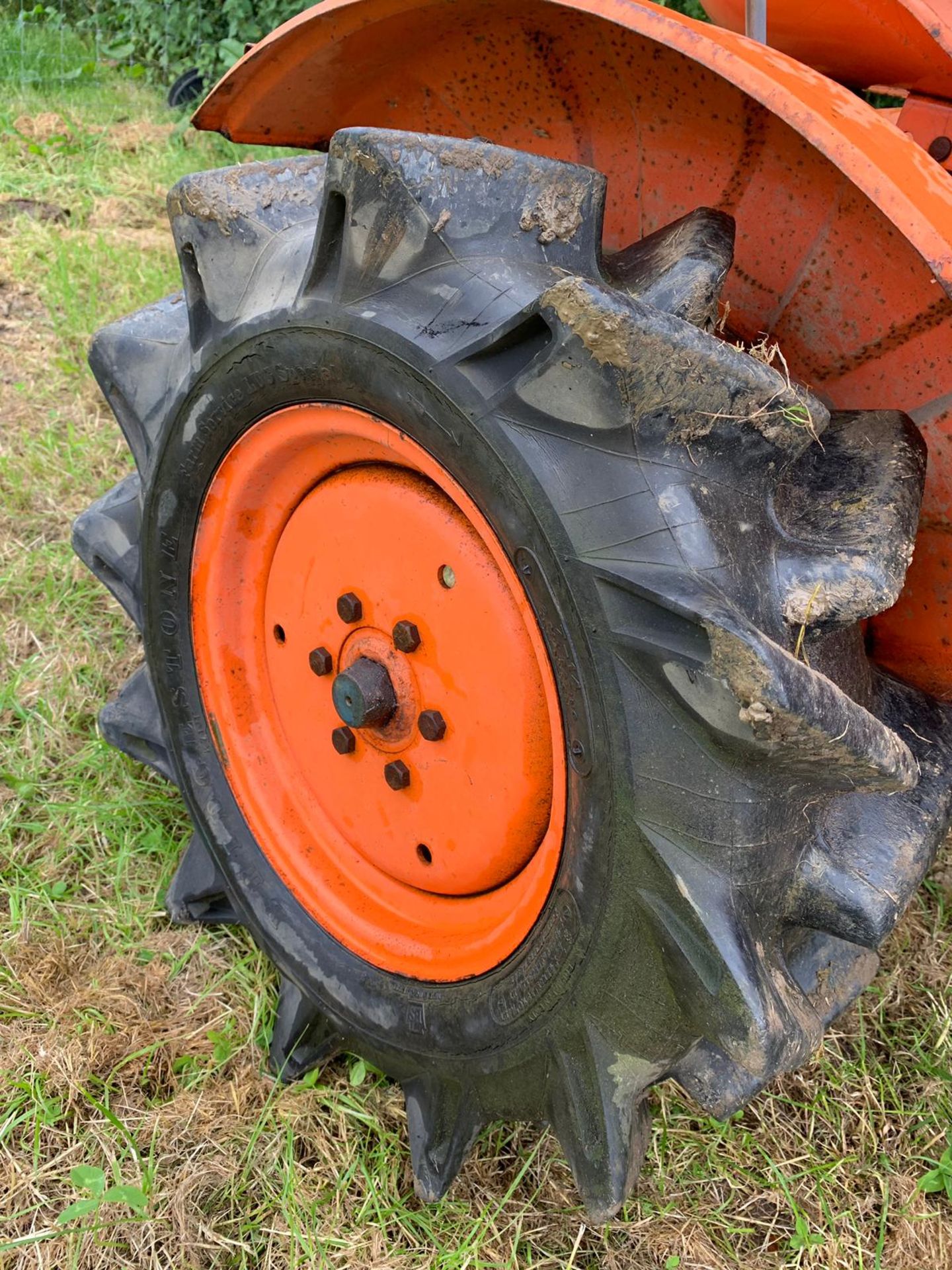 KUBOTA B6000 TRACTOR, RUNS AND WORKS *PLUS VAT* - Image 9 of 11