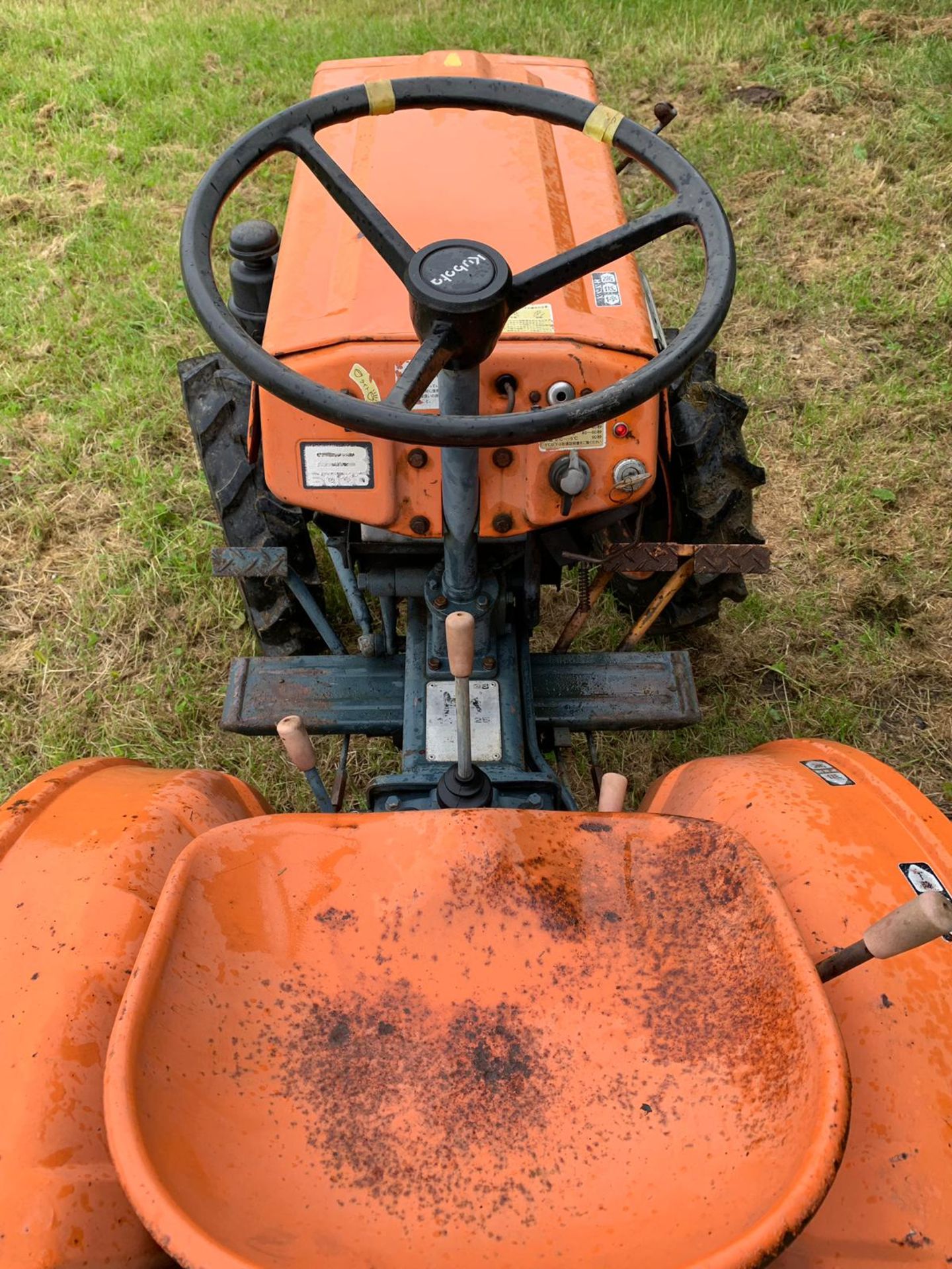 KUBOTA B6000 TRACTOR, RUNS AND WORKS *PLUS VAT* - Image 7 of 11