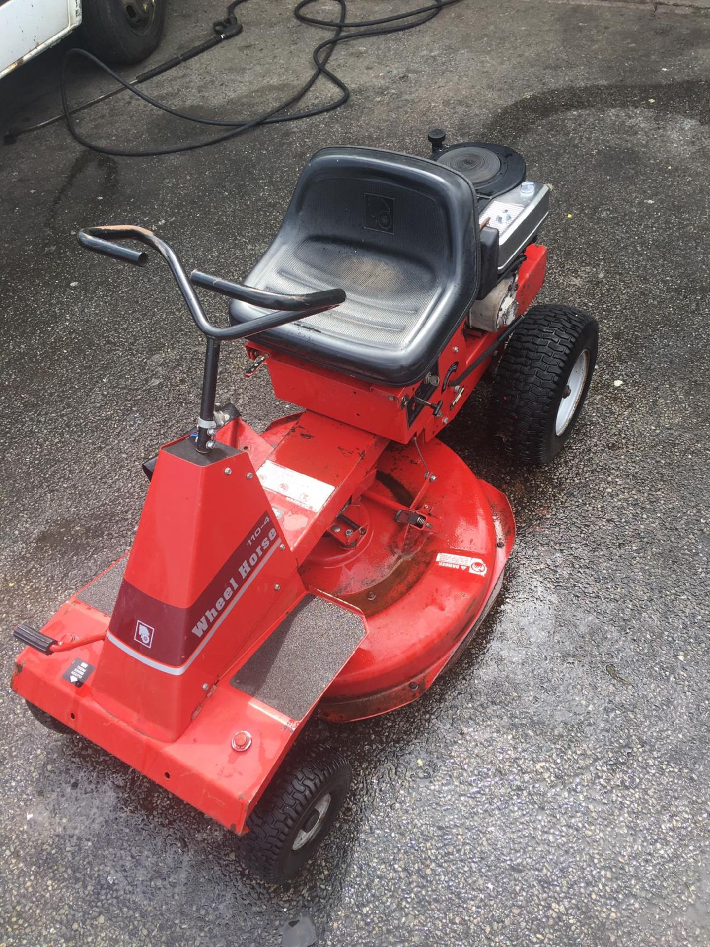 WHEEL HORSE 110-4 RIDE ON LAWN MOWER, BRIGGS & STRATTON 10 HP ENGINE *NO VAT* - Image 3 of 8