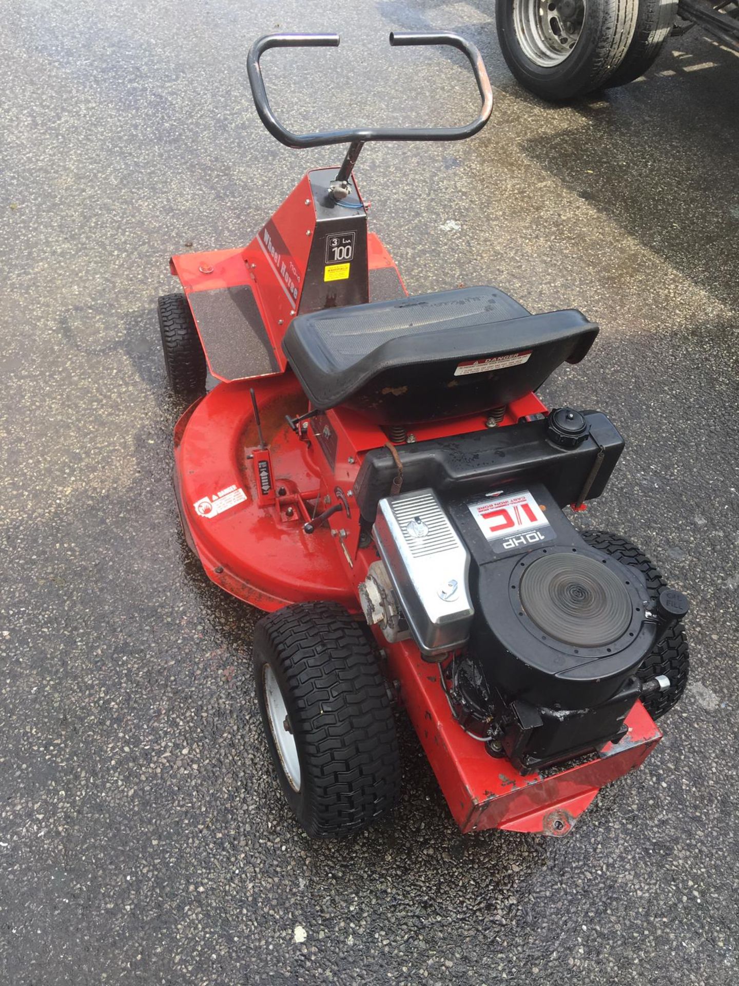 WHEEL HORSE 110-4 RIDE ON LAWN MOWER, BRIGGS & STRATTON 10 HP ENGINE *NO VAT* - Image 4 of 8