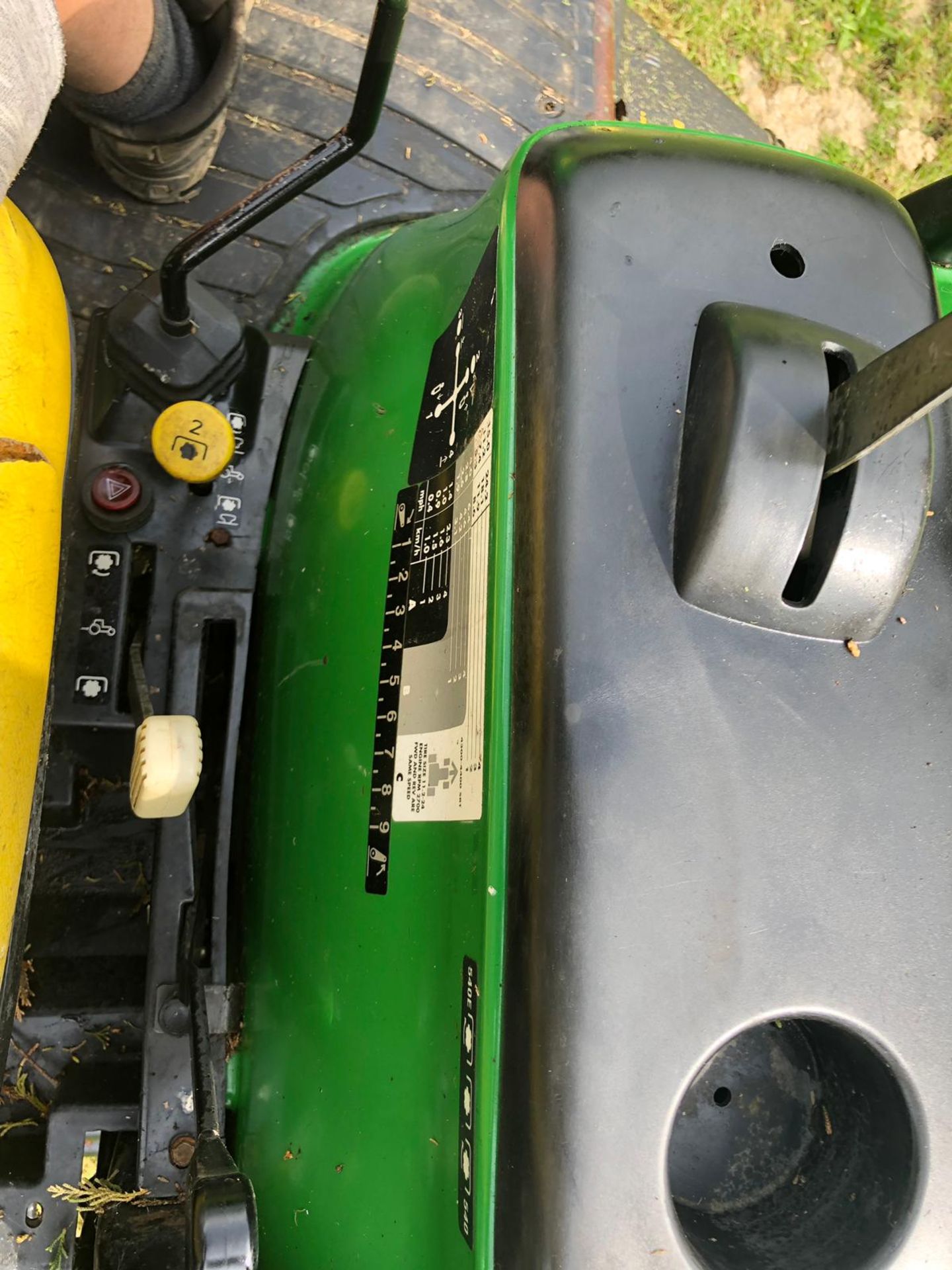 2000/W REG JOHN DEERE 4300 COMPACT TRACTOR C/W MID MOUNTED GRASS CUTTING DECK *PLUS VAT* - Image 6 of 6