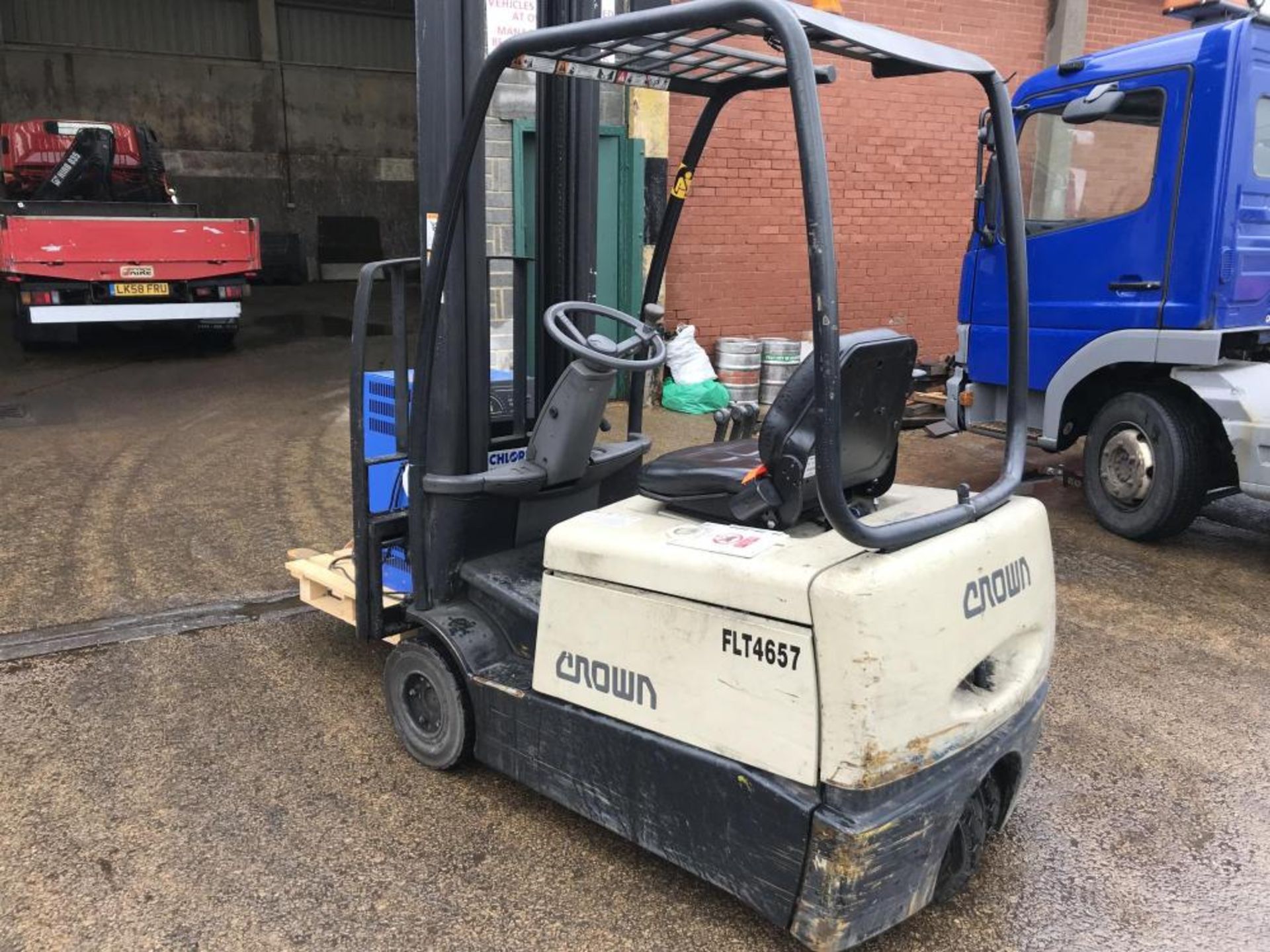 1998 CROWN ELECTRIC FORKLIFT TRUCK - CHARGER INCLUDED, GOOD WORKING ORDER *PLUS VAT* - Image 3 of 12