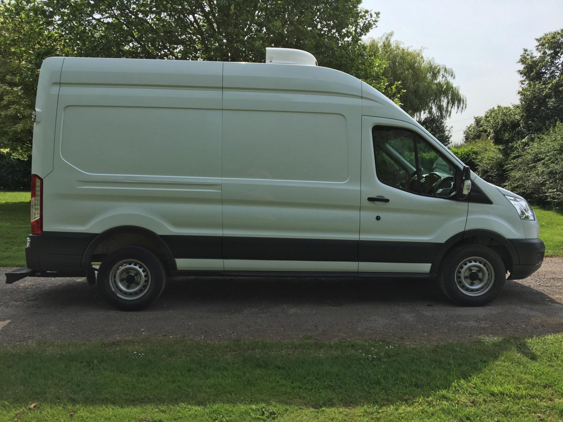 2015/15 REG FORD TRANSIT 350 FRIDGE 2.2 DIESEL WHITE PANEL VAN, SHOWING 0 FORMER KEEPERS *PLUS VAT* - Image 9 of 14