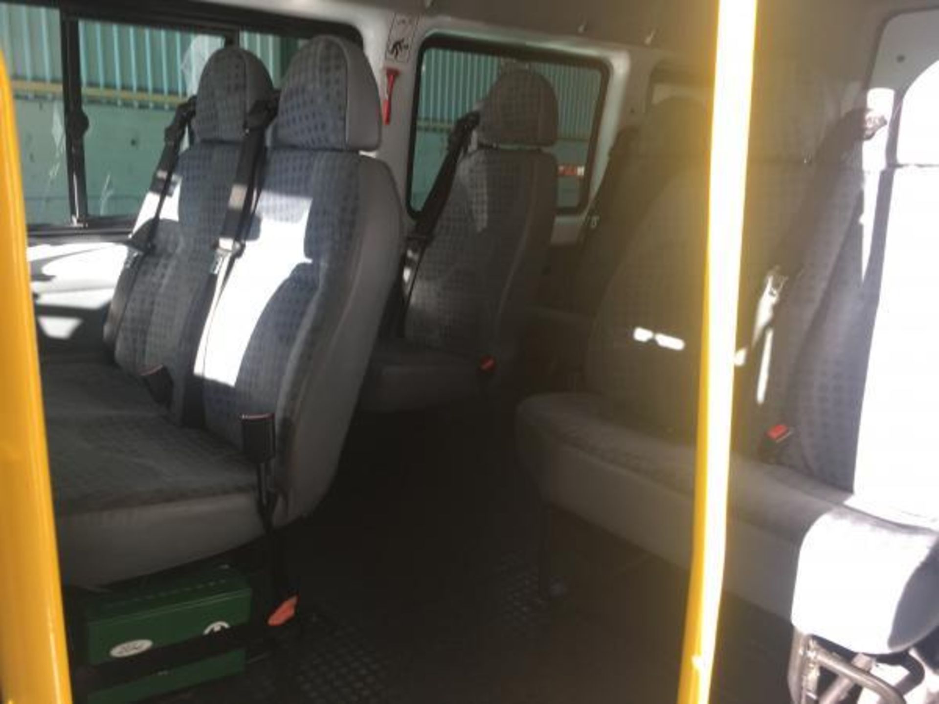 2013/13 REG FORD TRANSIT 135 T430 RWD WHITE DIESEL 17 SEAT MINIBUS EURO 5 WITH AIR CON *PLUS VAT* - Image 13 of 15