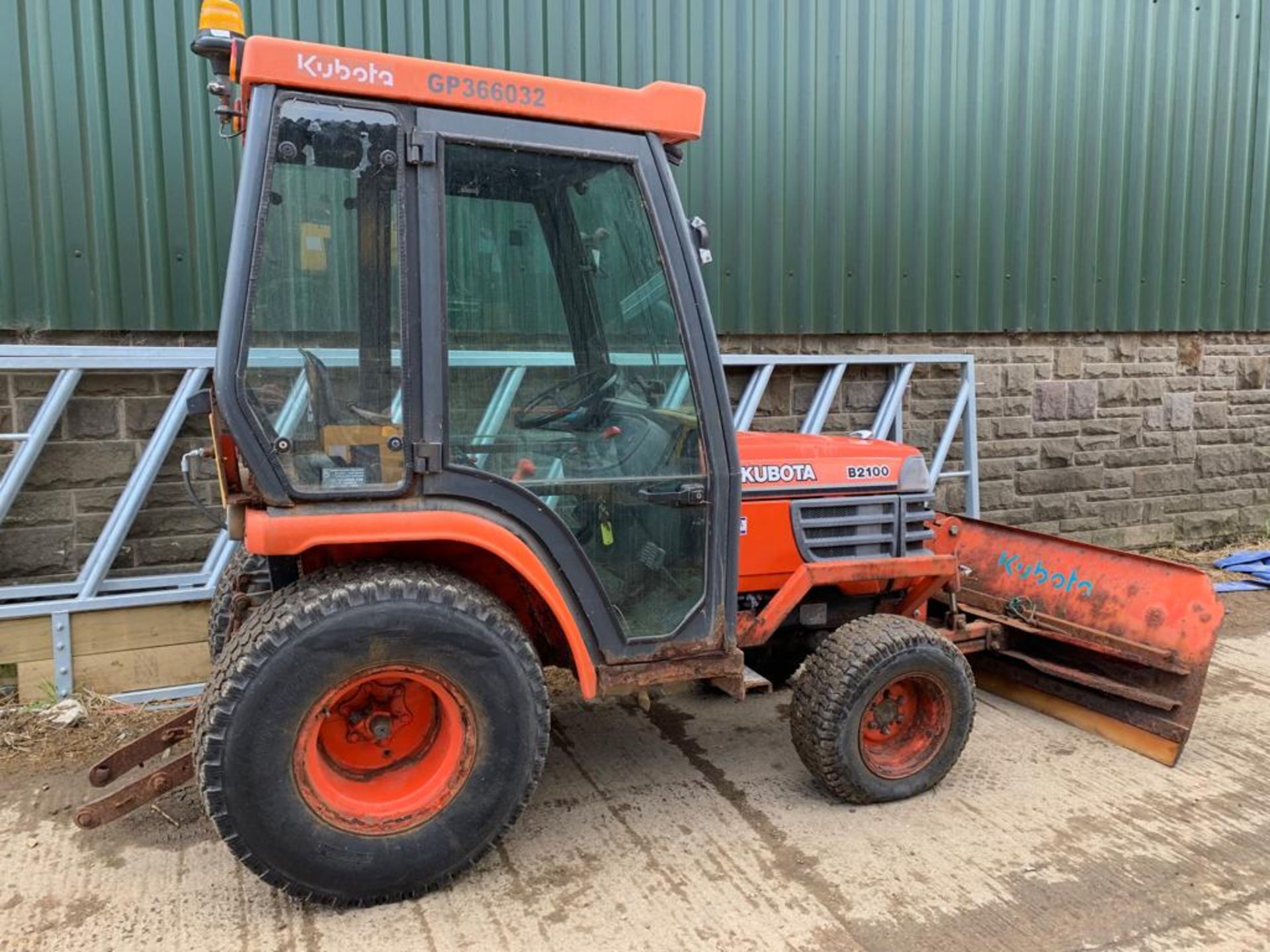 2000/X REG KUBOTA B2100 COMPACT TRACTOR WITH FULL GLASS CAB C/W PLOUGH ATTACHMENT *PLUS VAT* - Image 2 of 11