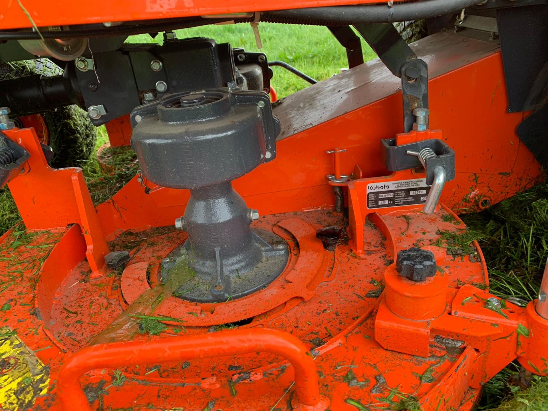 2015 KUBOTA G23-II TWIN CUT LAWN MOWER WITH ROLL BAR, HYDRAULIC TIP, LOW DUMP COLLECTOR - 28 HOURS!! - Image 9 of 15