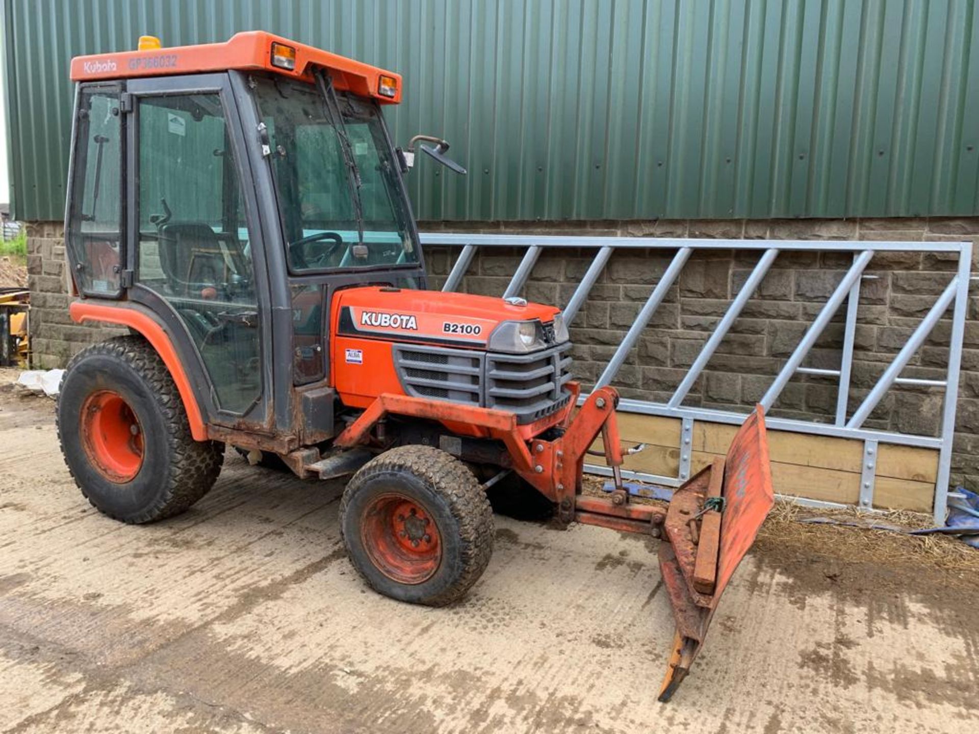 2000/X REG KUBOTA B2100 COMPACT TRACTOR WITH FULL GLASS CAB C/W PLOUGH ATTACHMENT *PLUS VAT*