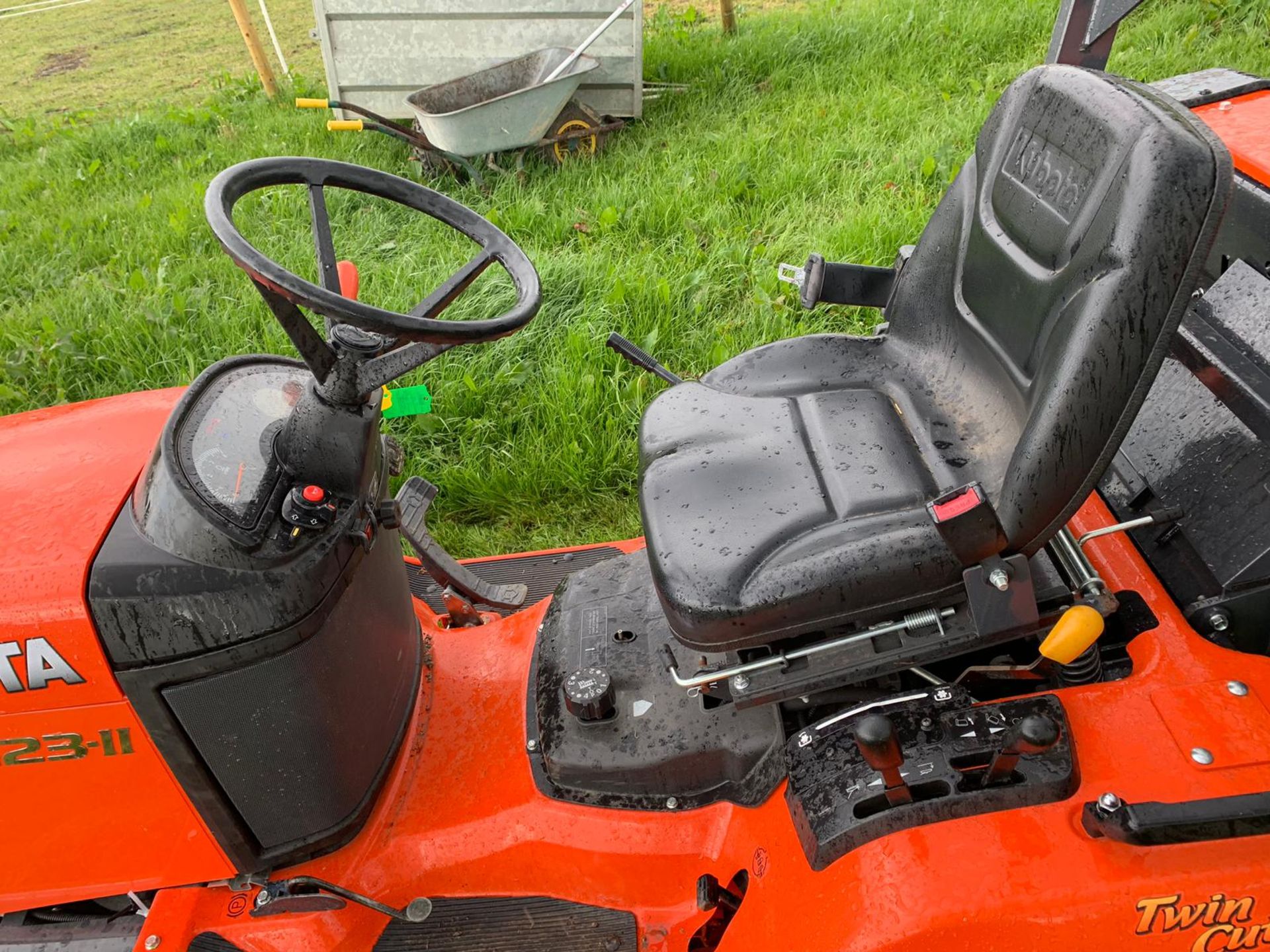 2015 KUBOTA G23-II TWIN CUT LAWN MOWER WITH ROLL BAR, HYDRAULIC TIP, LOW DUMP COLLECTOR - 28 HOURS!! - Image 13 of 15