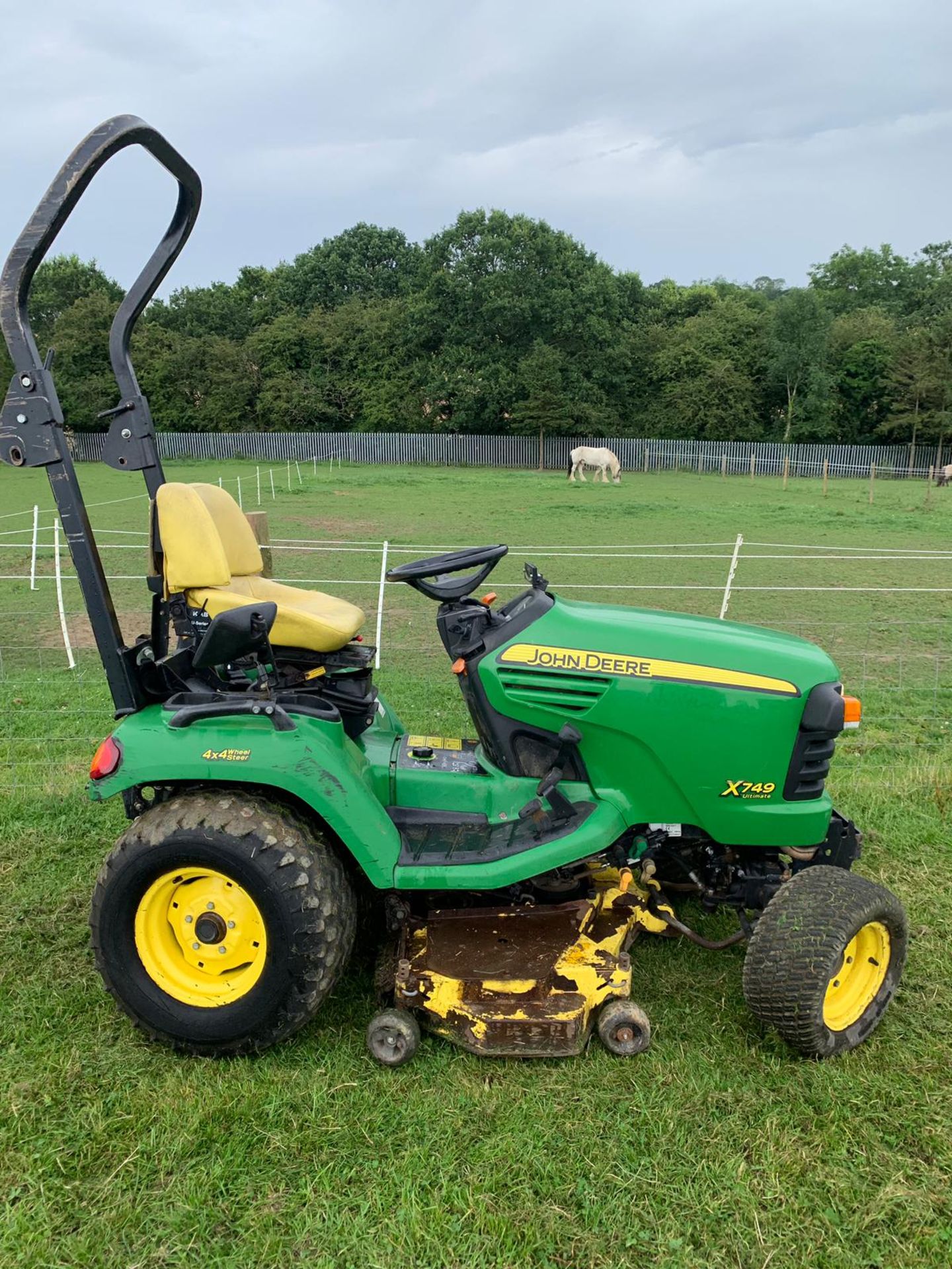 2011/11 REG JOHN DEERE X749 ULTIMATE 4X4 WHEEL STEER RIDE ON LAWN MOWER *PLUS VAT* - Image 2 of 13