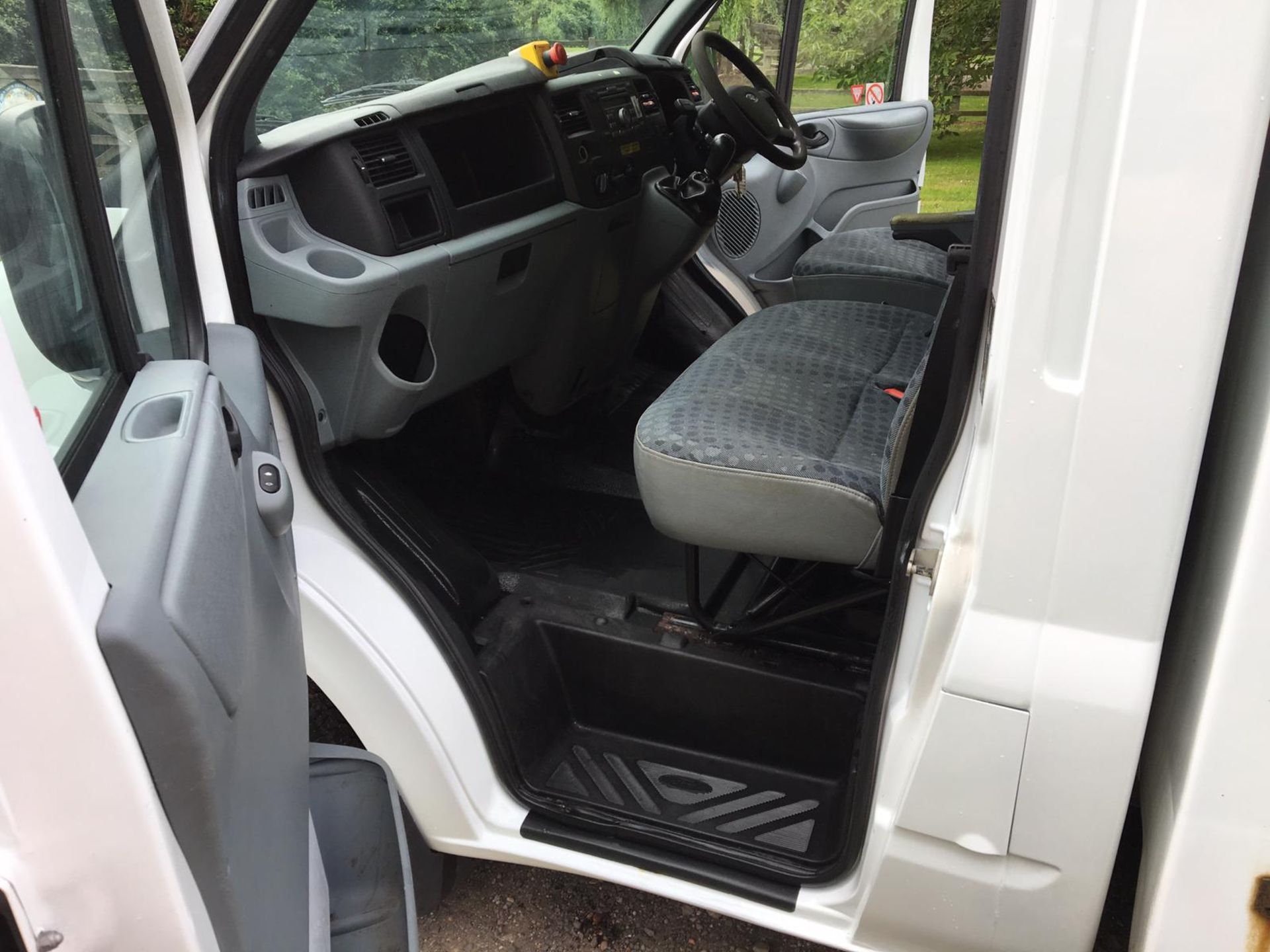 2009/09 REG FORD TRANSIT 100 T350M RWD 2.4 DIESEL WHITE BOX VAN, SHOWING 0 FORMER KEEPERS *PLUS VAT* - Image 13 of 19