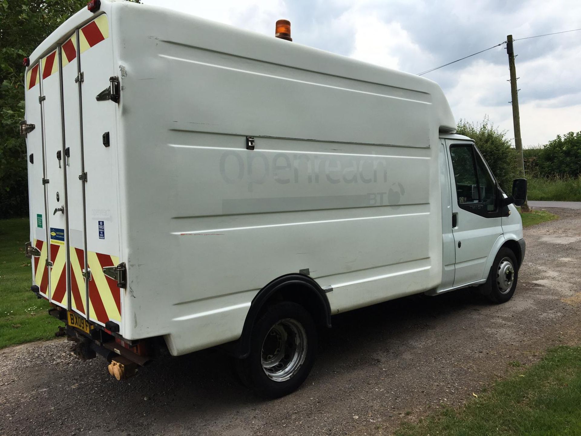 2009/09 REG FORD TRANSIT 100 T350M RWD 2.4 DIESEL WHITE BOX VAN, SHOWING 0 FORMER KEEPERS *PLUS VAT* - Image 8 of 19