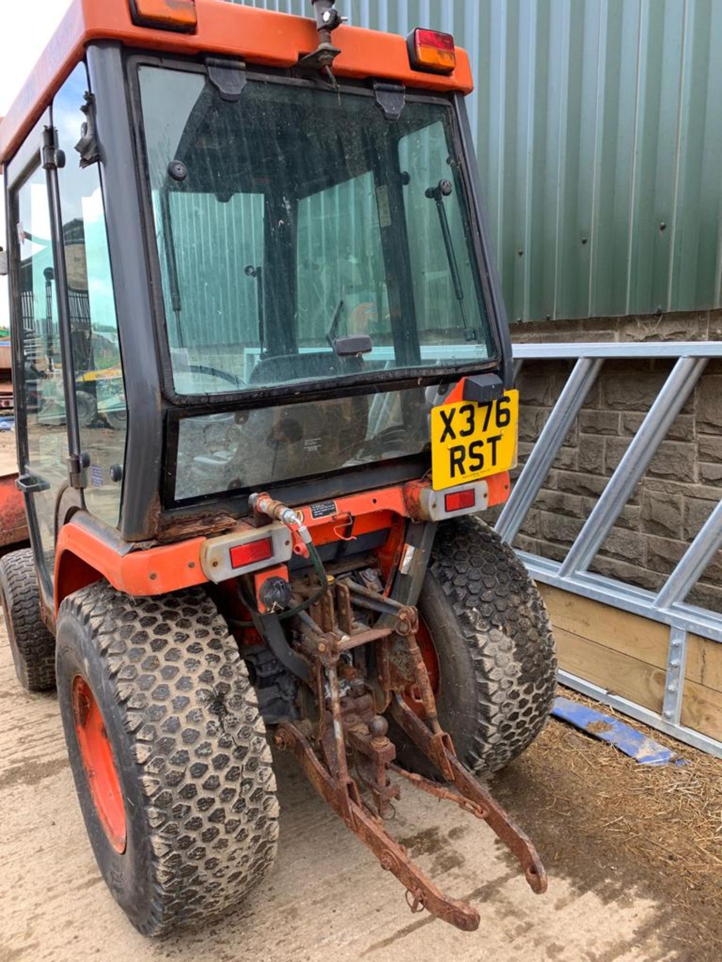 2000/X REG KUBOTA B2100 COMPACT TRACTOR WITH FULL GLASS CAB C/W PLOUGH ATTACHMENT *PLUS VAT* - Image 6 of 11