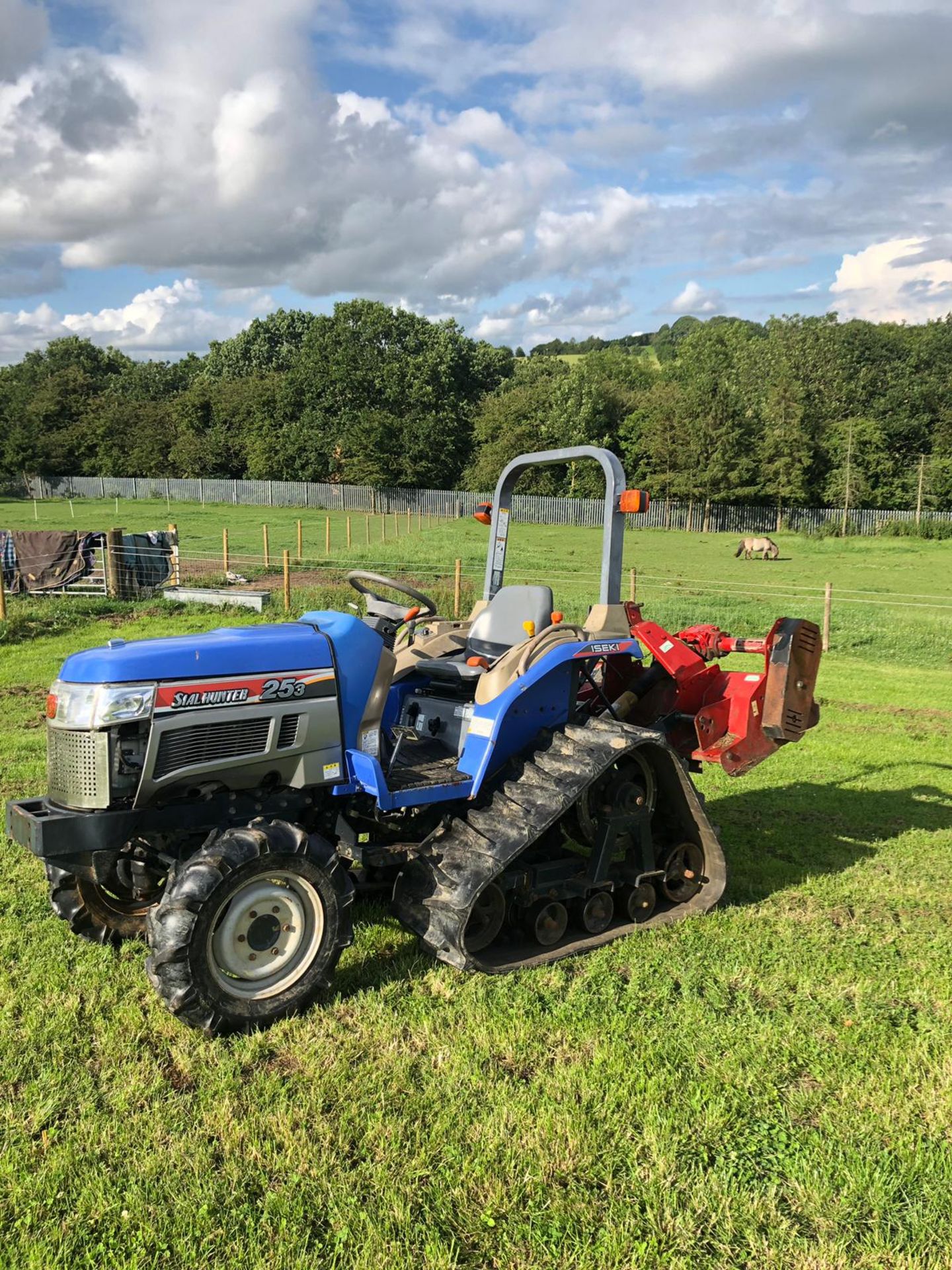 ISEKI 253 TRACKED TRACTOR, RUNS WORKS & DRIVES, 4 WHEEL DRIVE, FLAIL MOWER NOT INCLUDED *NO VAT* - Image 2 of 7