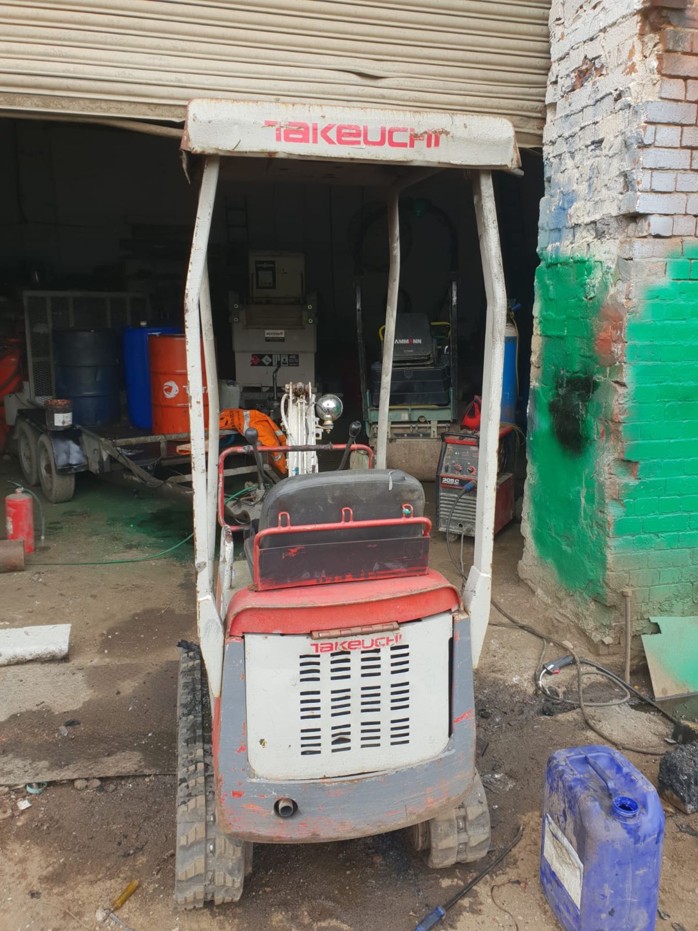 TAKEUCHI TB007 MINI DIGGER FIRE DAMAGE, ENGINE AND PUMP STILL WORK FINE NOT A PROBLEM *NO VAT* - Image 3 of 11